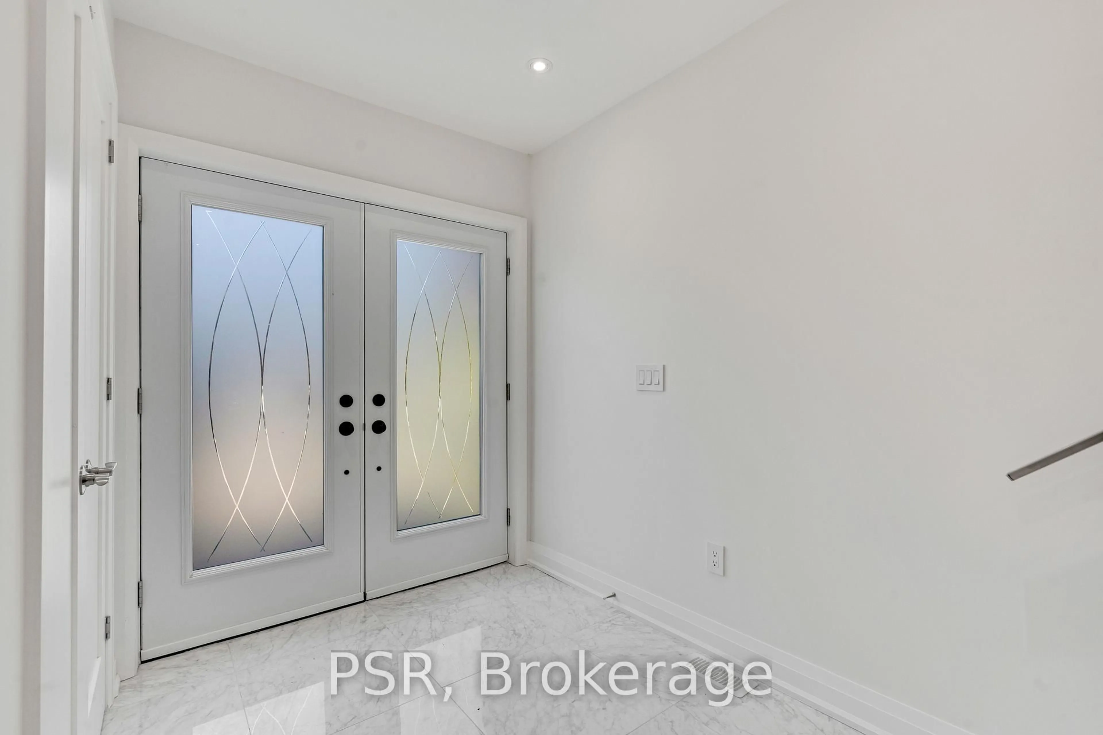 Indoor entryway for 101 Clifton Rd, Toronto Ontario M4T 2G3