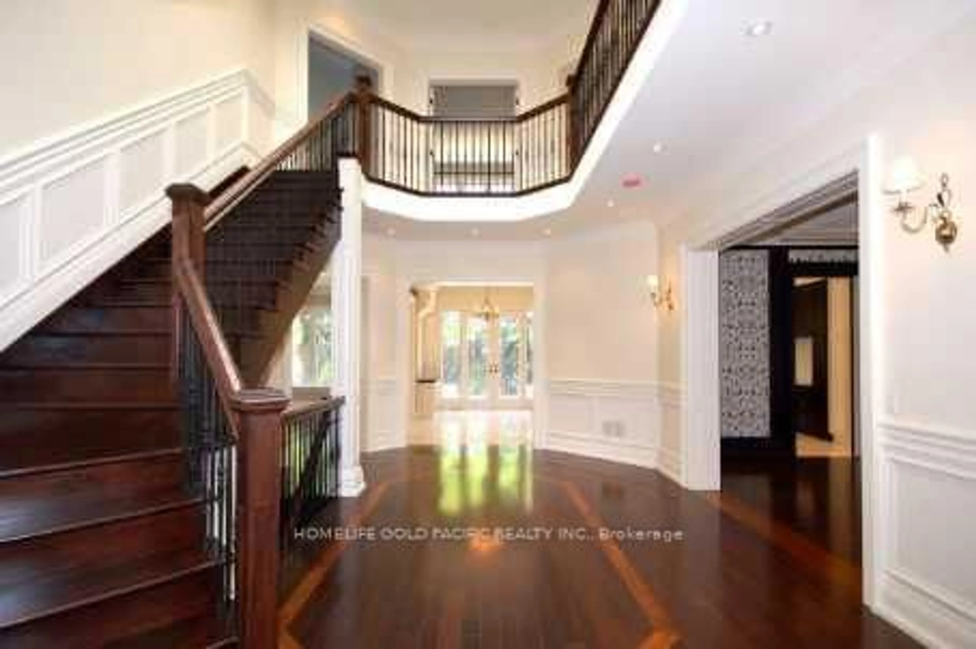 Indoor foyer for 82 York Rd, Toronto Ontario M2L 1H8