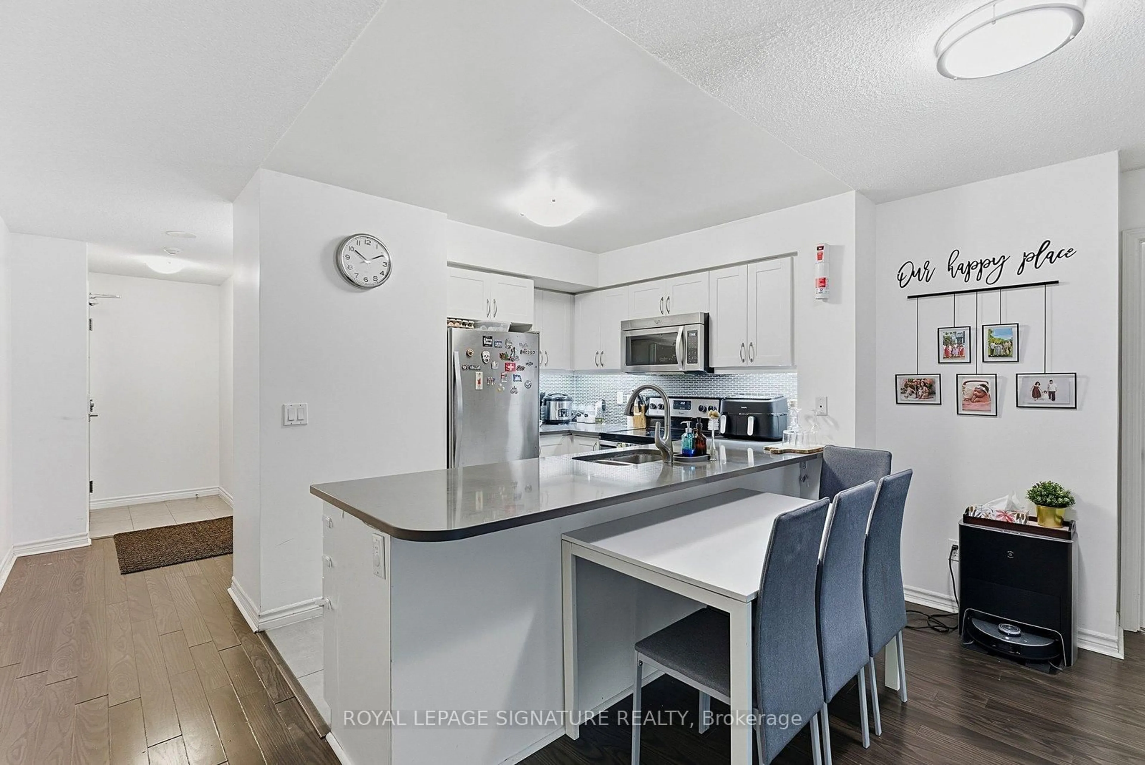 Open concept kitchen, unknown for 19 Grand Trunk Cres #502, Toronto Ontario M5J 3A3