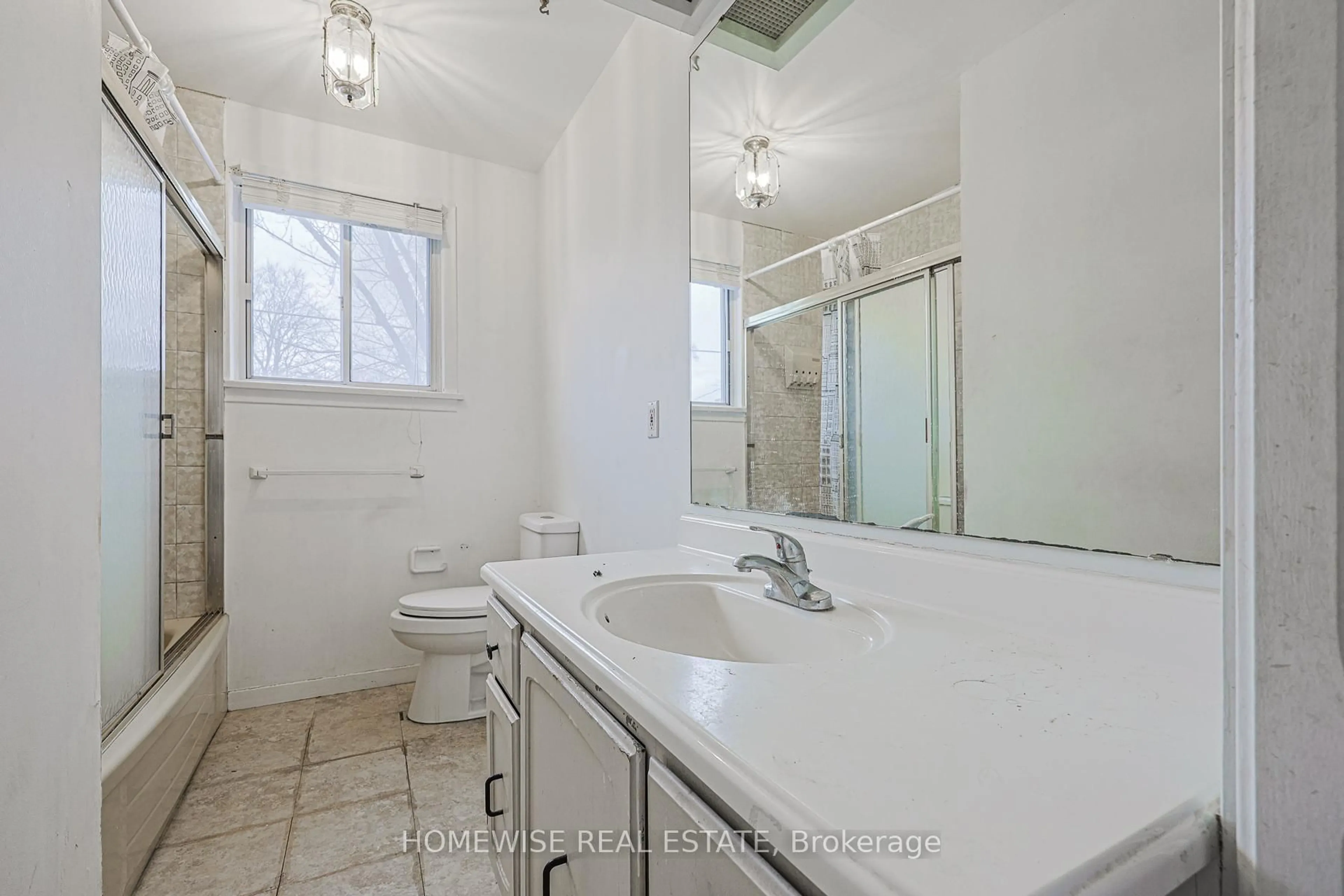Standard bathroom, ceramic/tile floor for 159 Alfred Ave, Toronto Ontario M2N 3J3