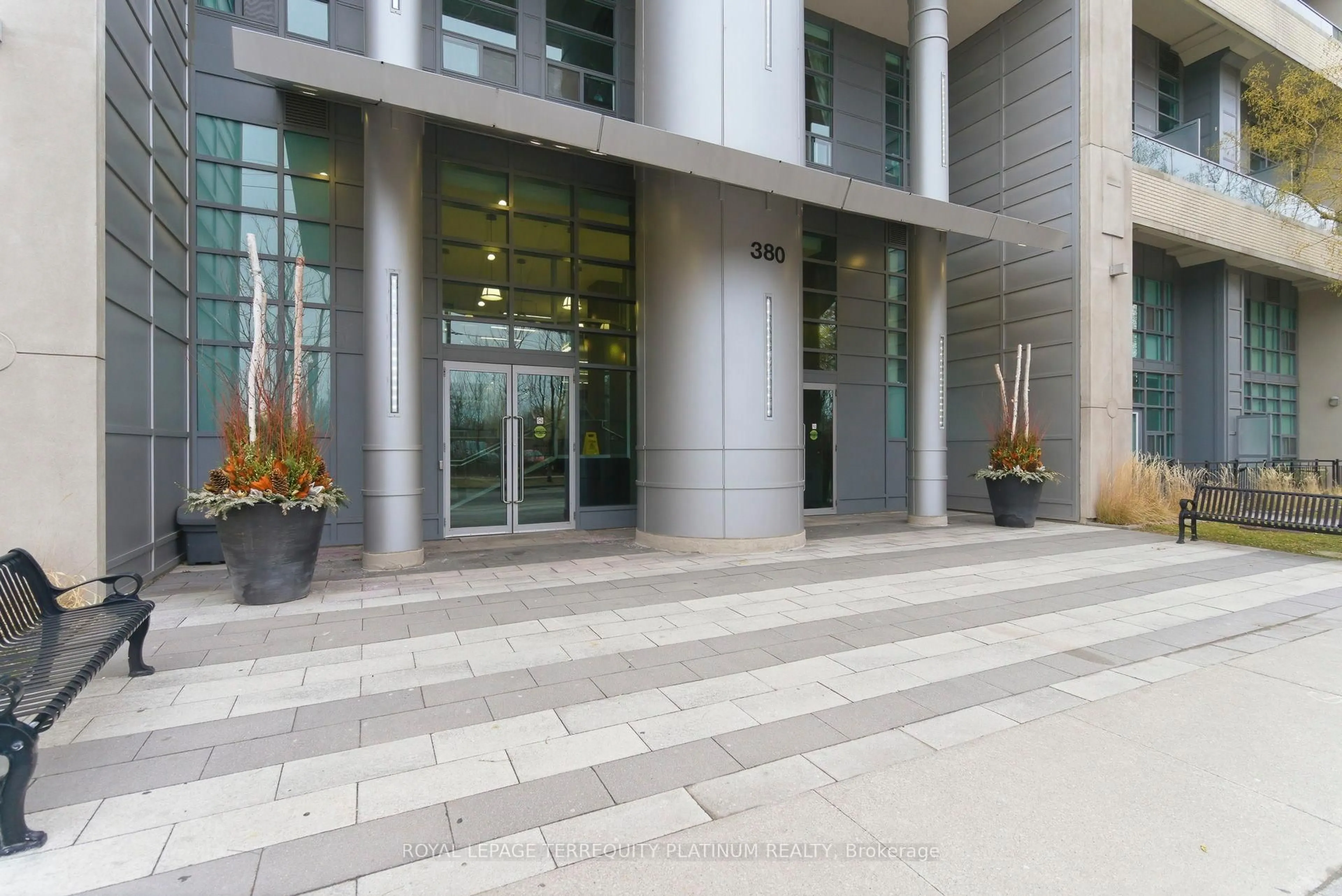 Indoor foyer for 380 Macpherson Ave #101, Toronto Ontario M4V 3E3