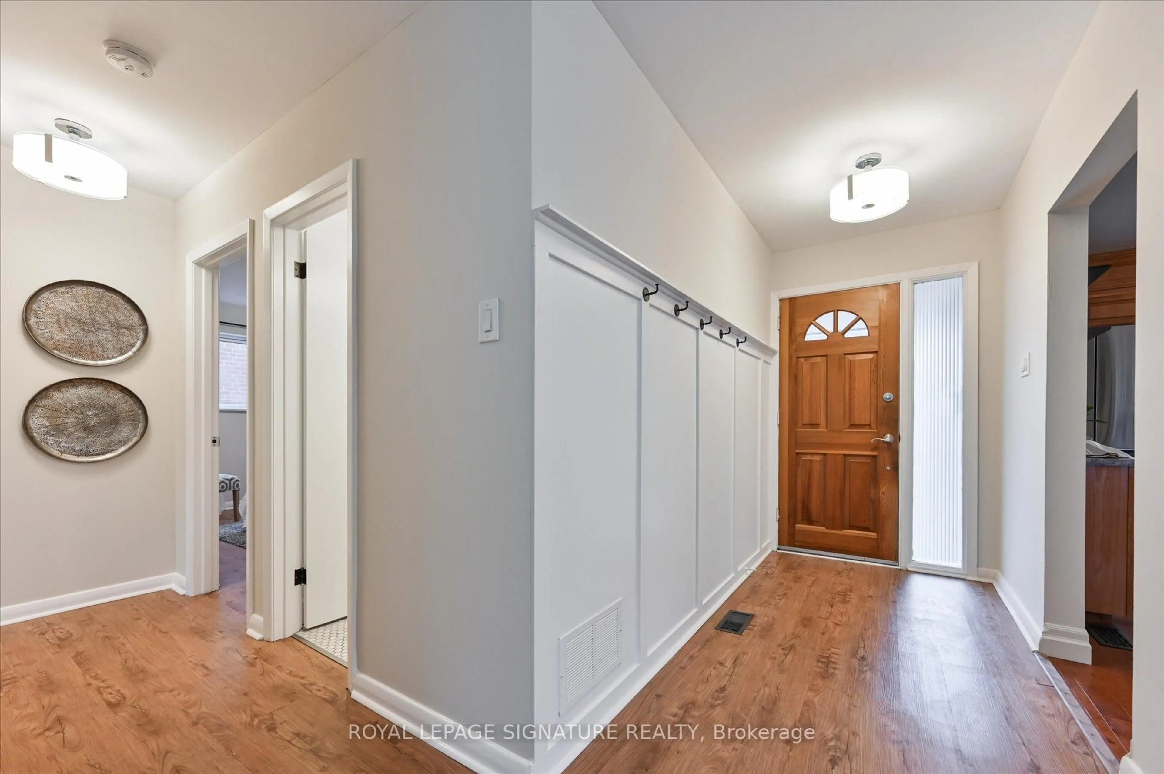 Indoor entryway for 189 Sloane Ave, Toronto Ontario M4A 2C5