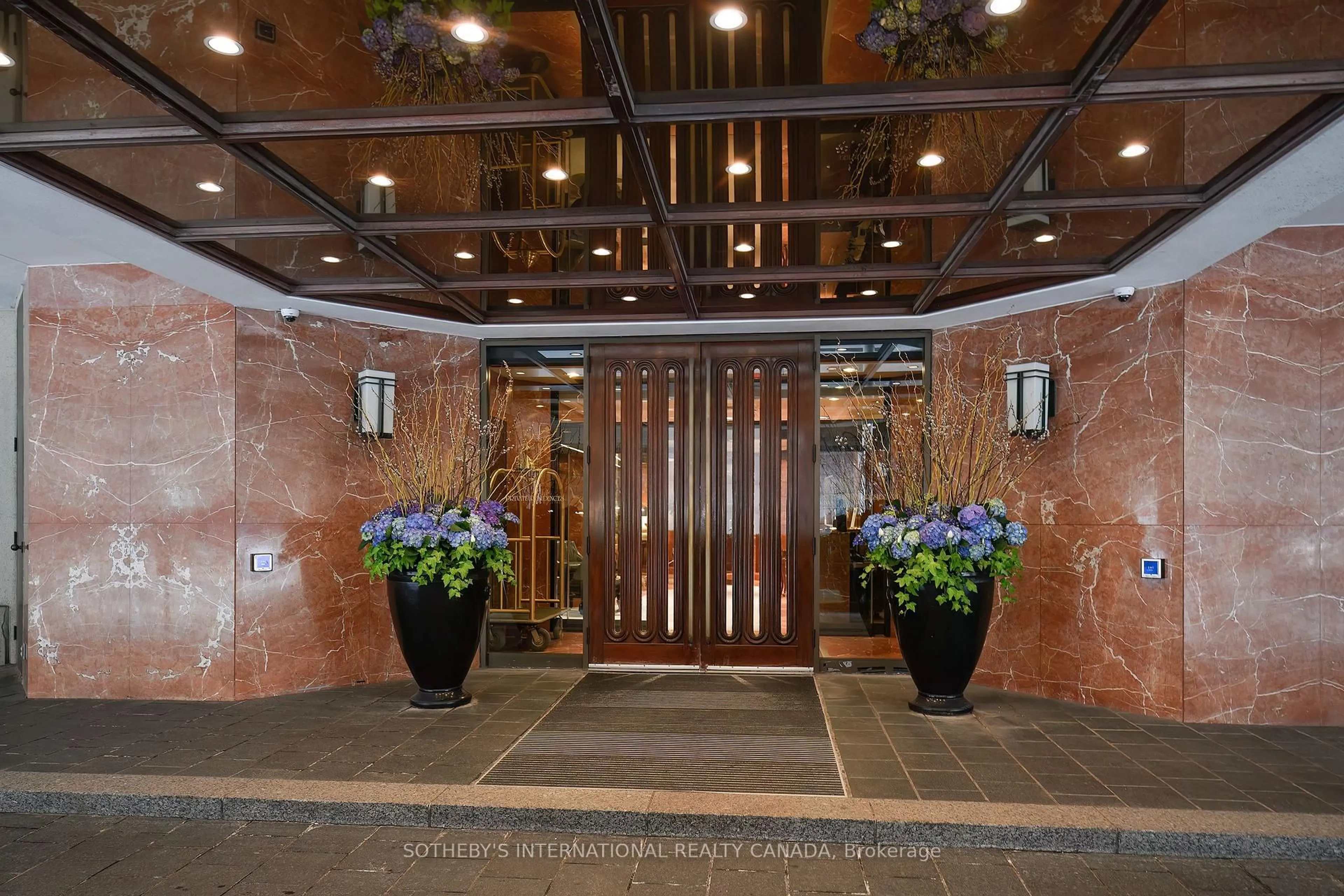 Lobby for 175 Cumberland St #2202, Toronto Ontario M5R 3M9