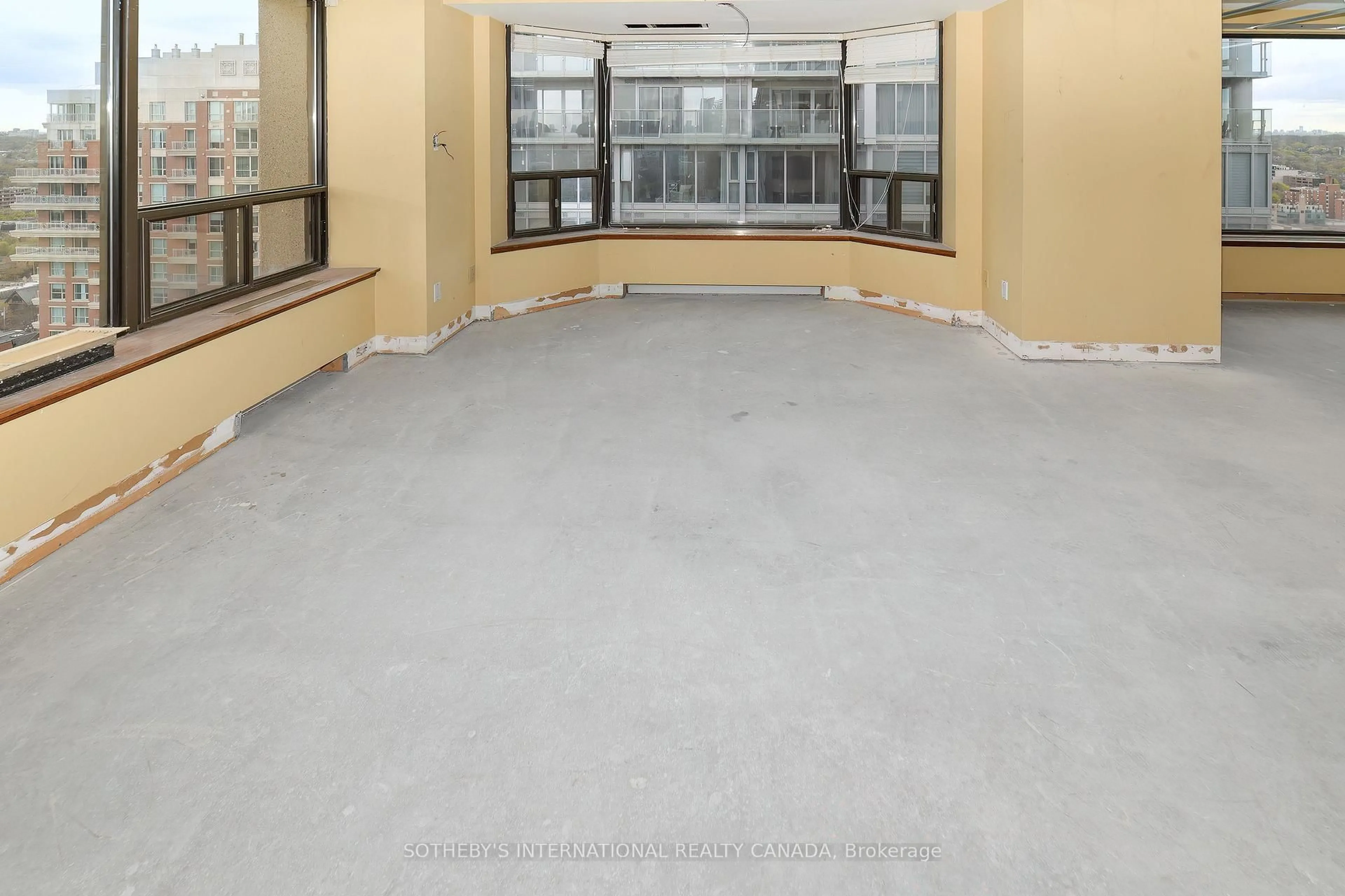 Indoor foyer for 175 Cumberland St #2202, Toronto Ontario M5R 3M9