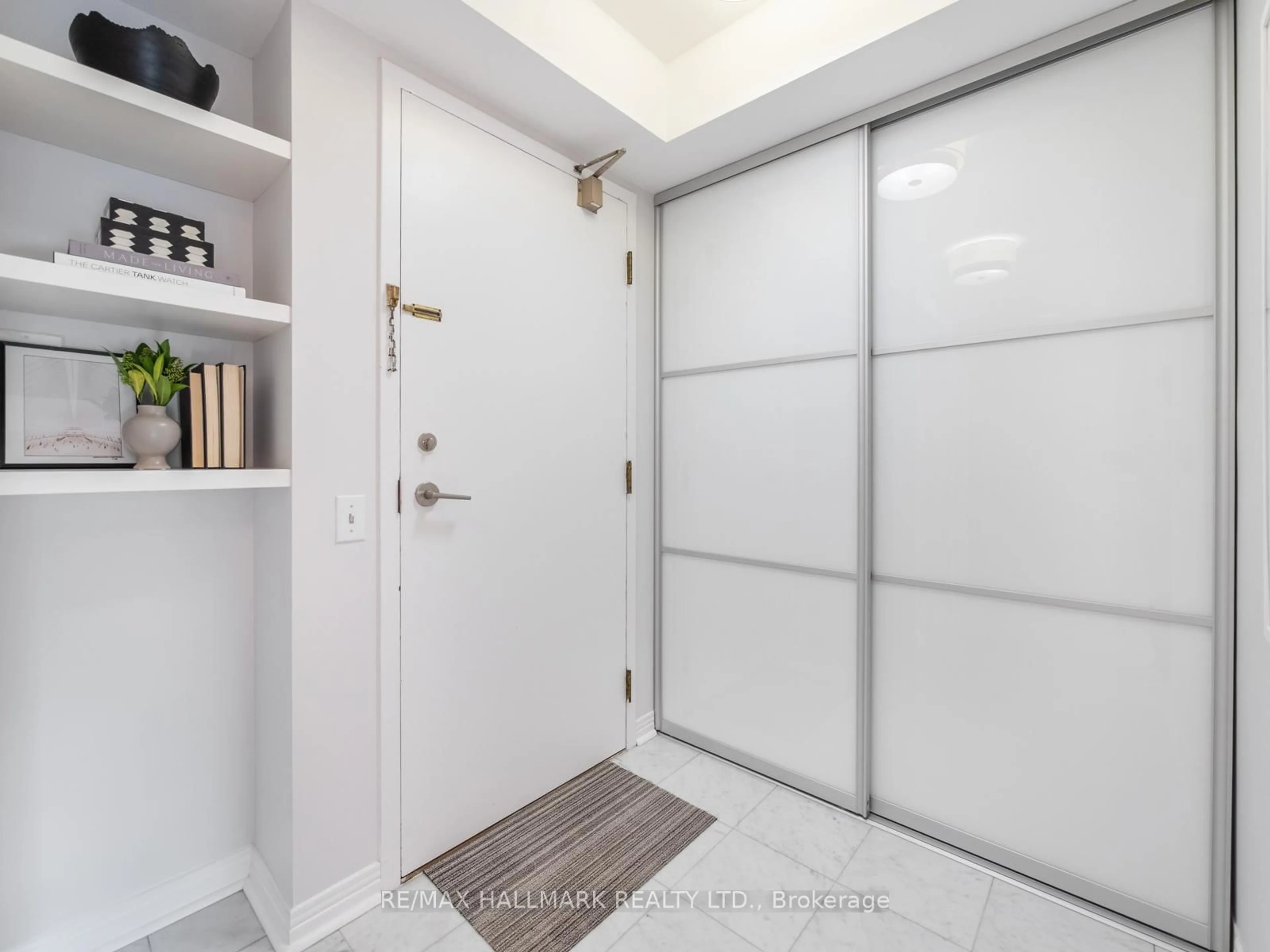 Indoor entryway for 942 Yonge St #809, Toronto Ontario M4W 3S8