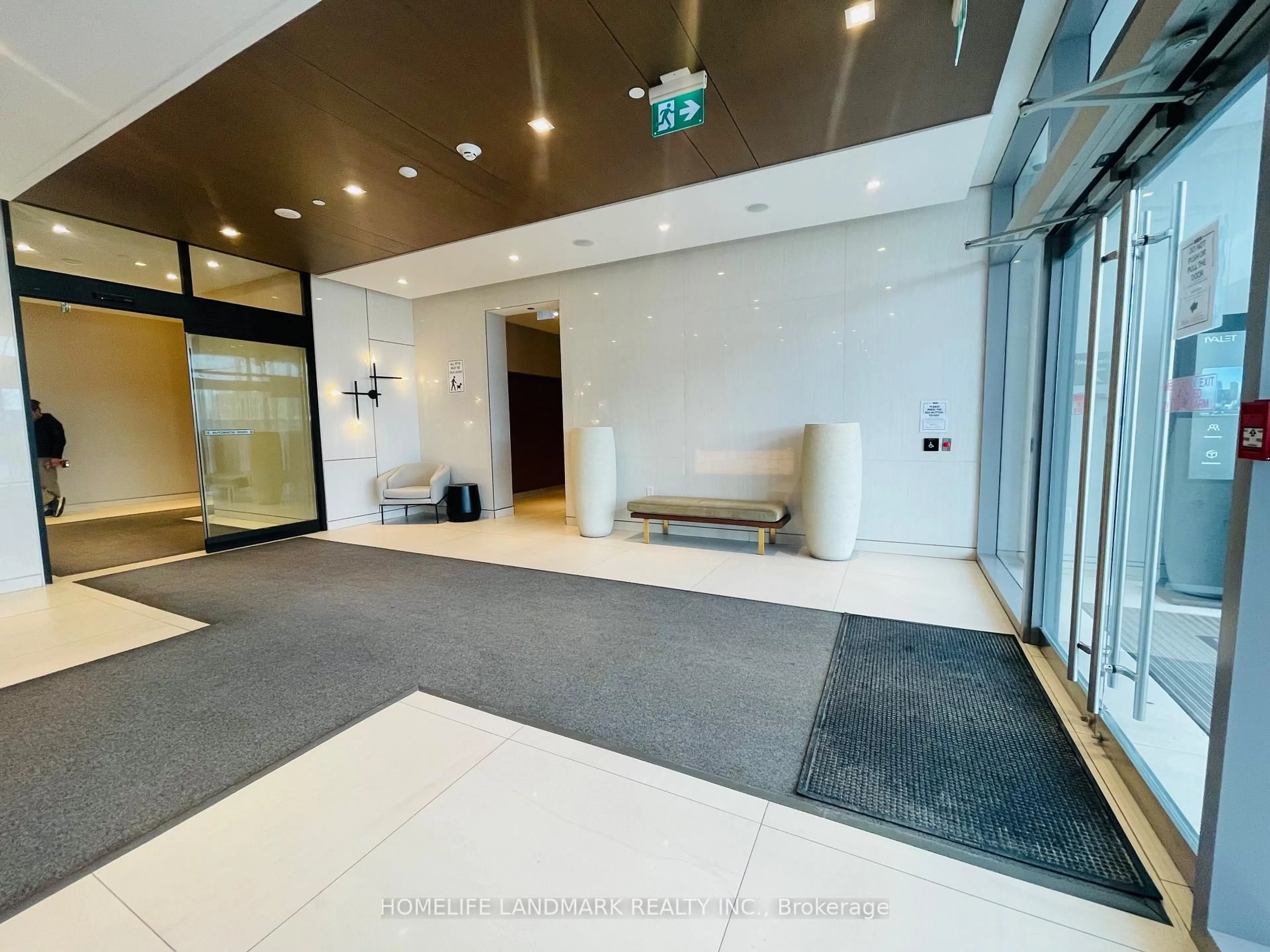 Indoor foyer for 7 GOLDEN LION Hts #N830, Toronto Ontario M2M 3T9