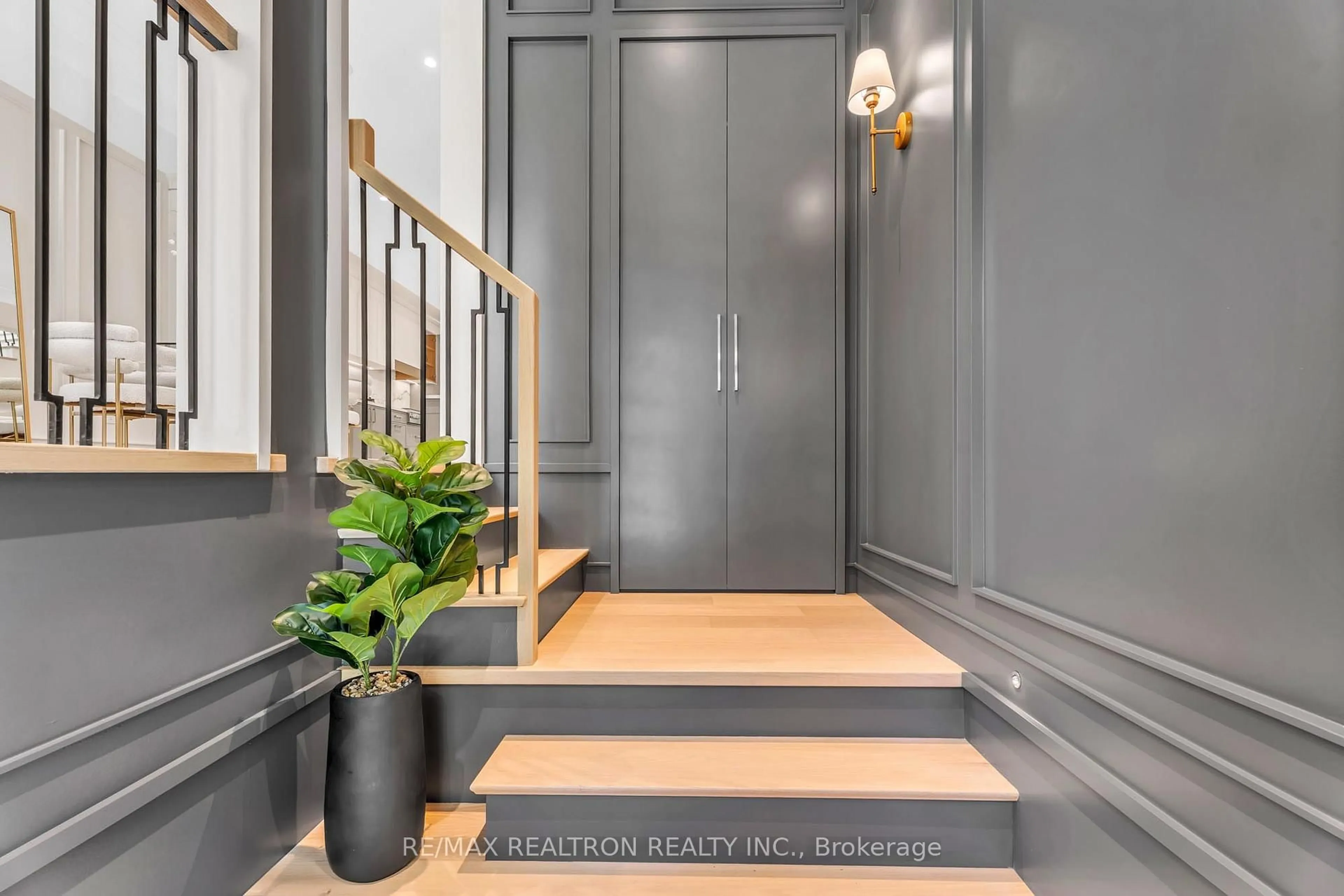 Indoor entryway for 105 Rumsey Rd, Toronto Ontario M4G 1P1