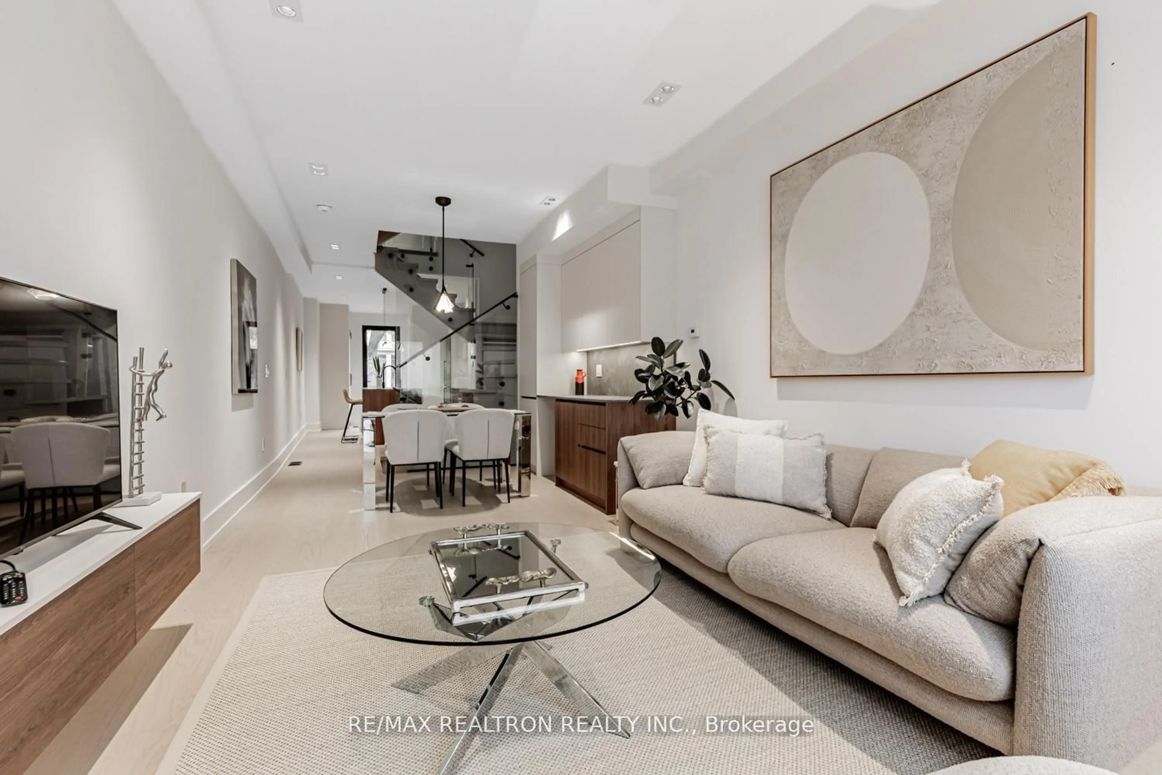 Living room with furniture, unknown for 673 Crawford St, Toronto Ontario M6G 3K1