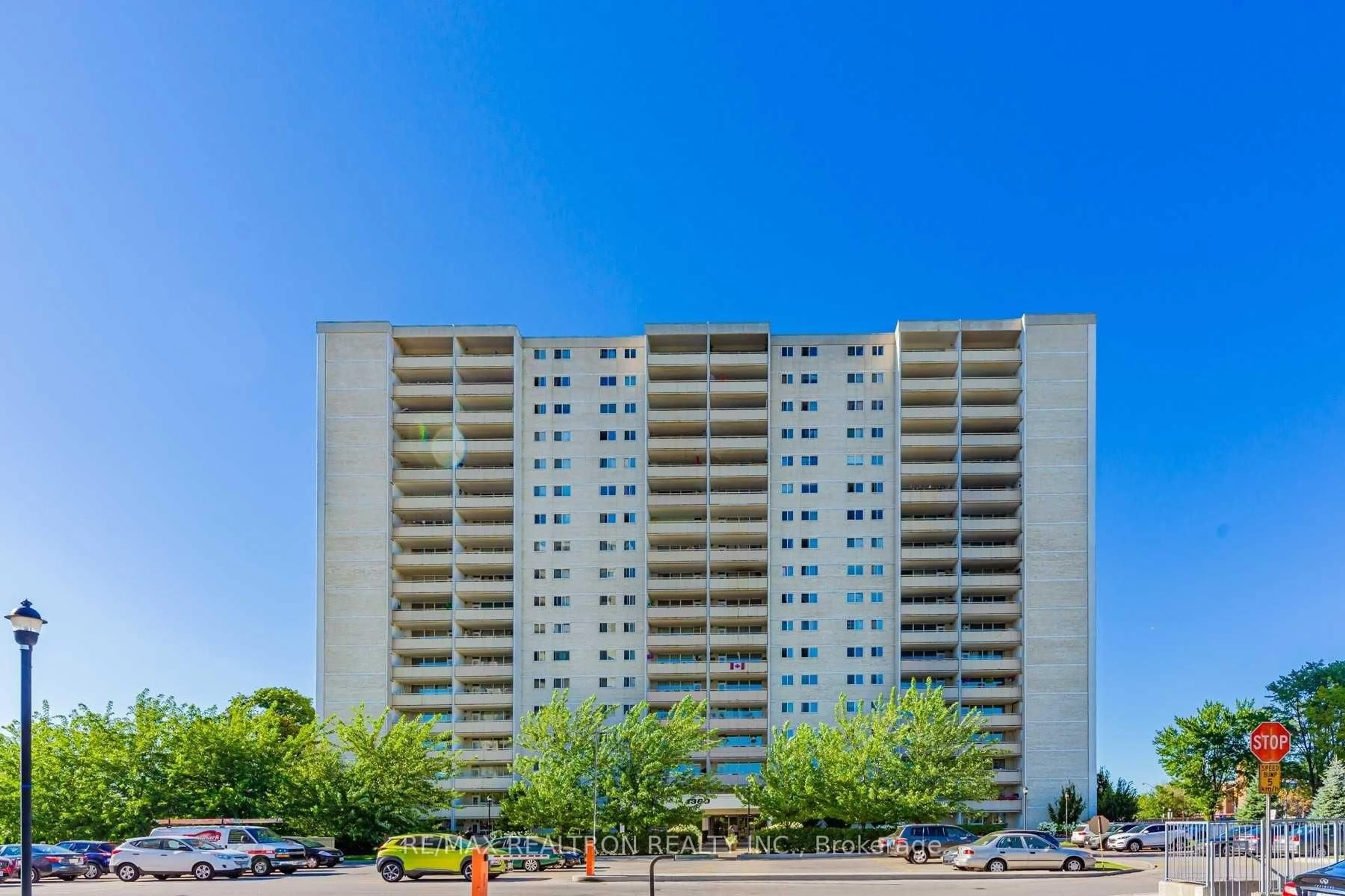 A pic from outside/outdoor area/front of a property/back of a property/a pic from drone, city buildings view from balcony for 1360 York Mills Rd #905, Toronto Ontario M1A 2A2