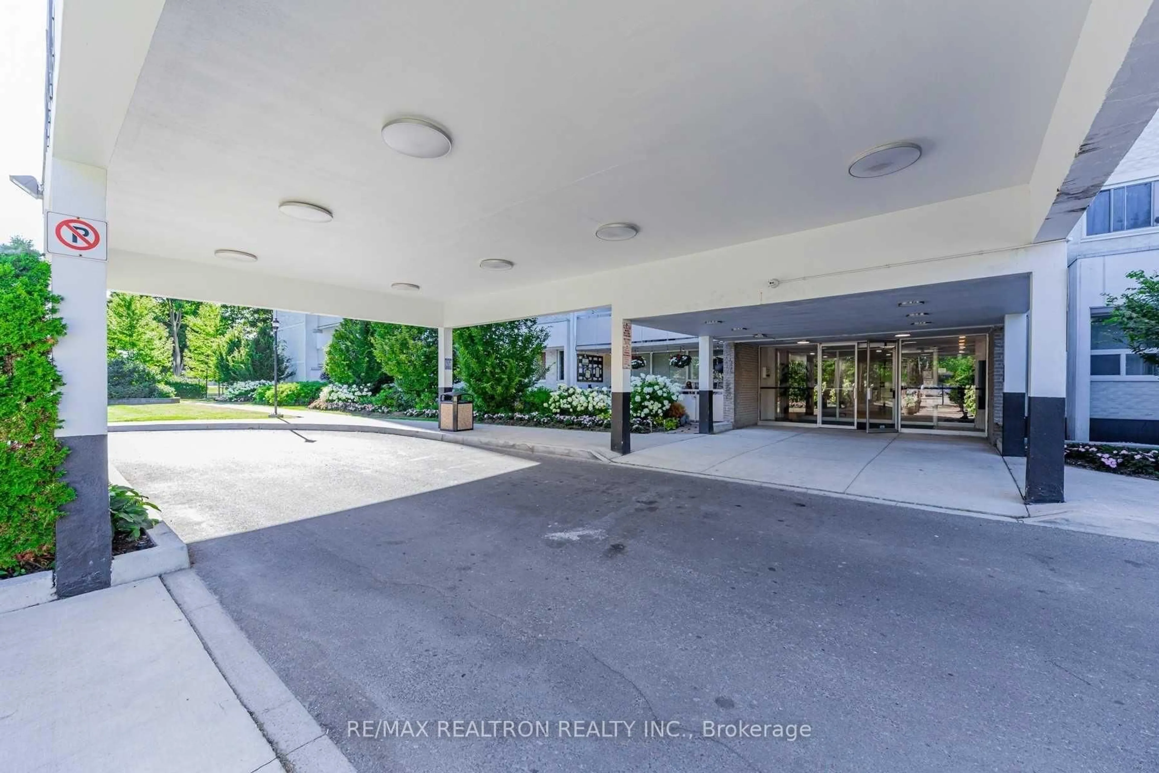 Indoor foyer for 1360 York Mills Rd #905, Toronto Ontario M1A 2A2