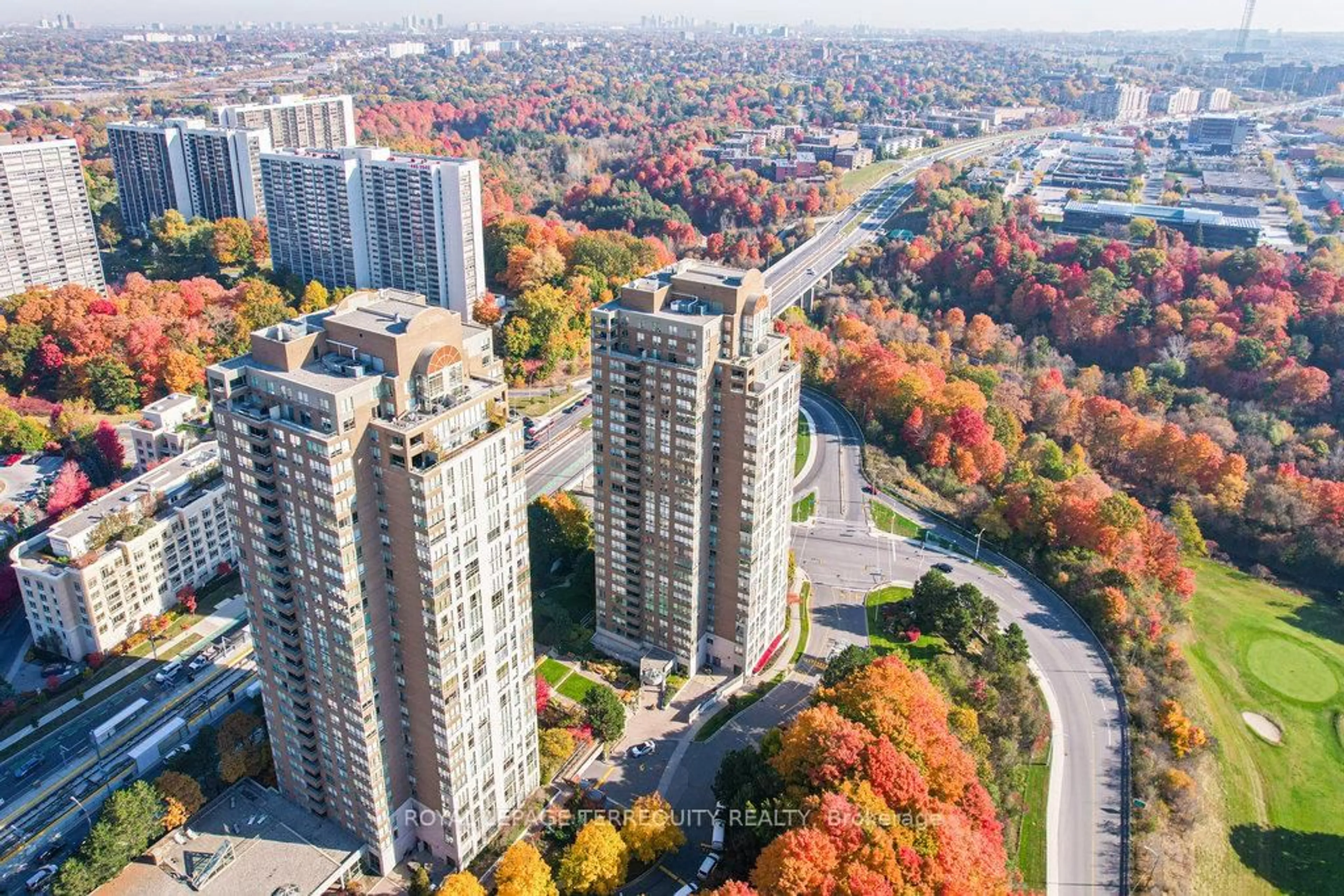 A pic from outside/outdoor area/front of a property/back of a property/a pic from drone, city buildings view from balcony for 195 Wynford Dr #1106, Toronto Ontario M3C 3P3