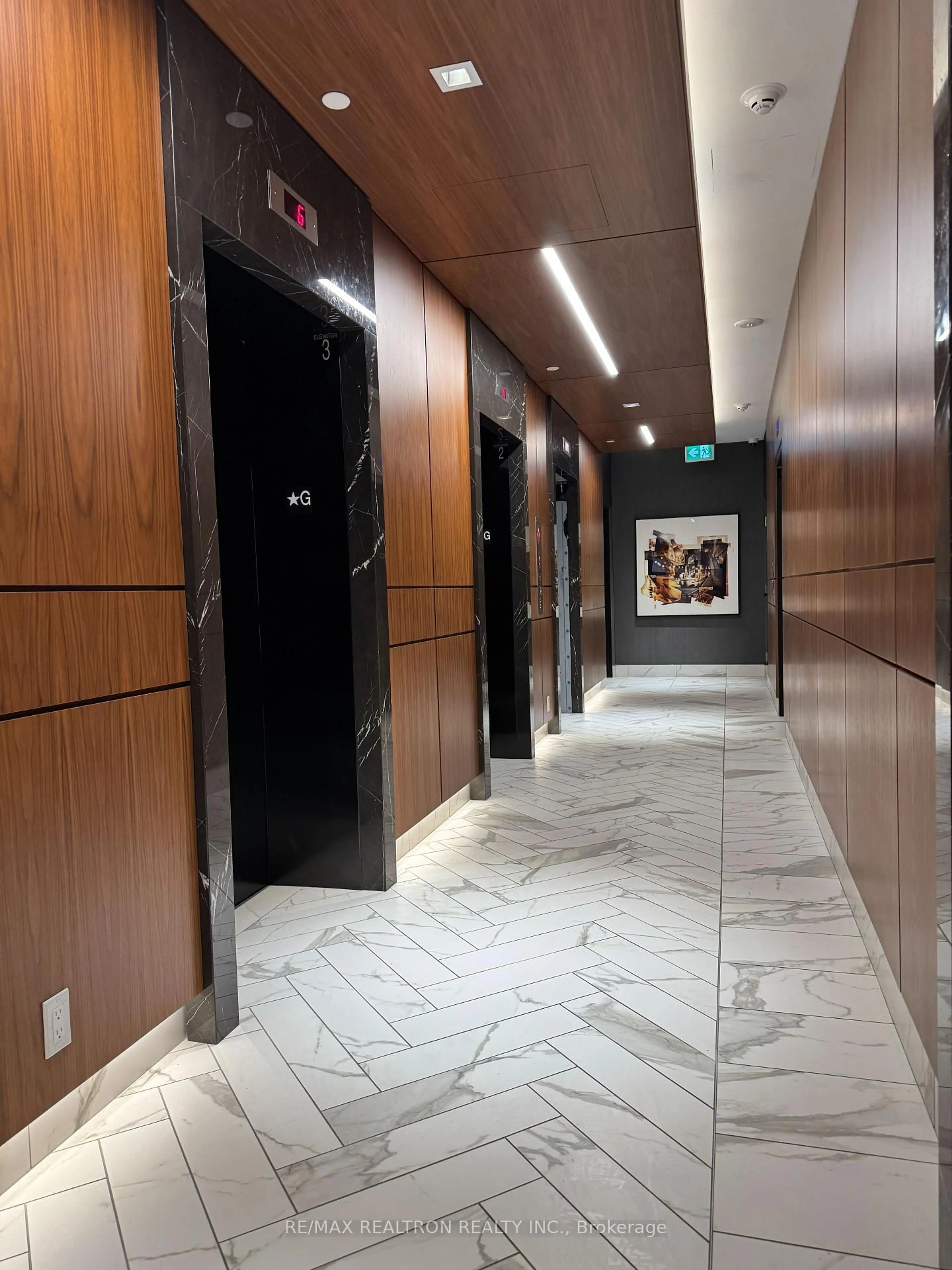 Indoor foyer for 327 King St #1303, Toronto Ontario M5V 0W7