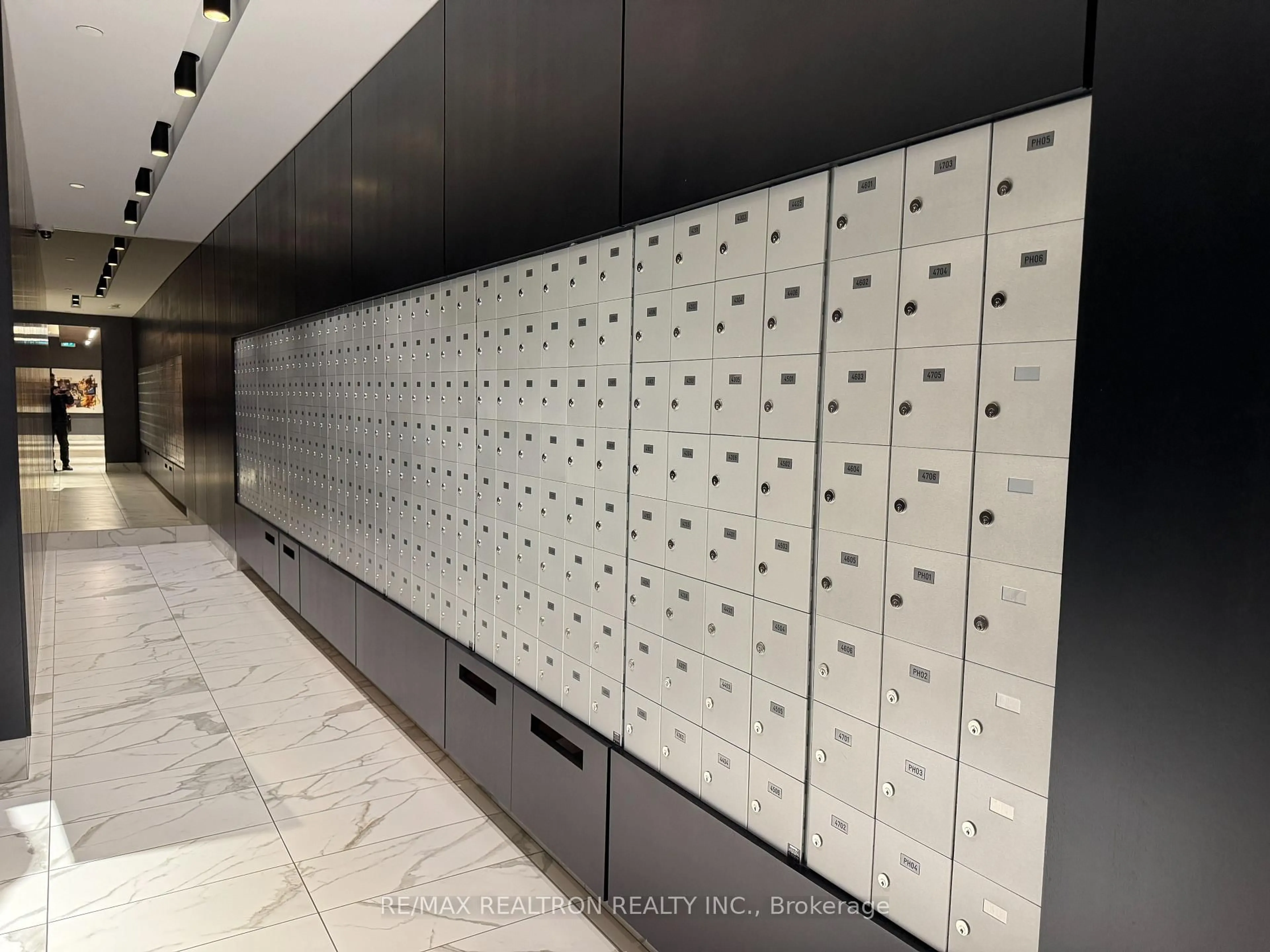 Indoor foyer for 327 King St #1303, Toronto Ontario M5V 0W7