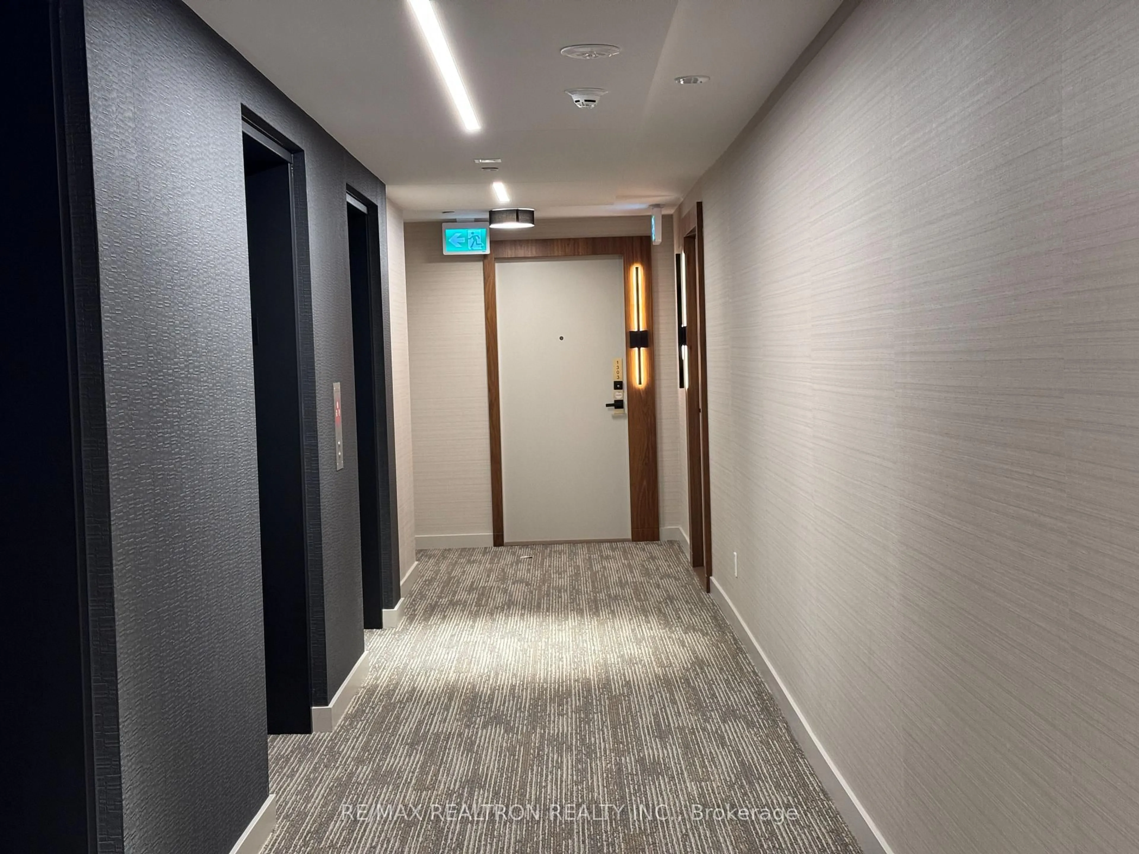 Indoor foyer for 327 King St #1303, Toronto Ontario M5V 0W7