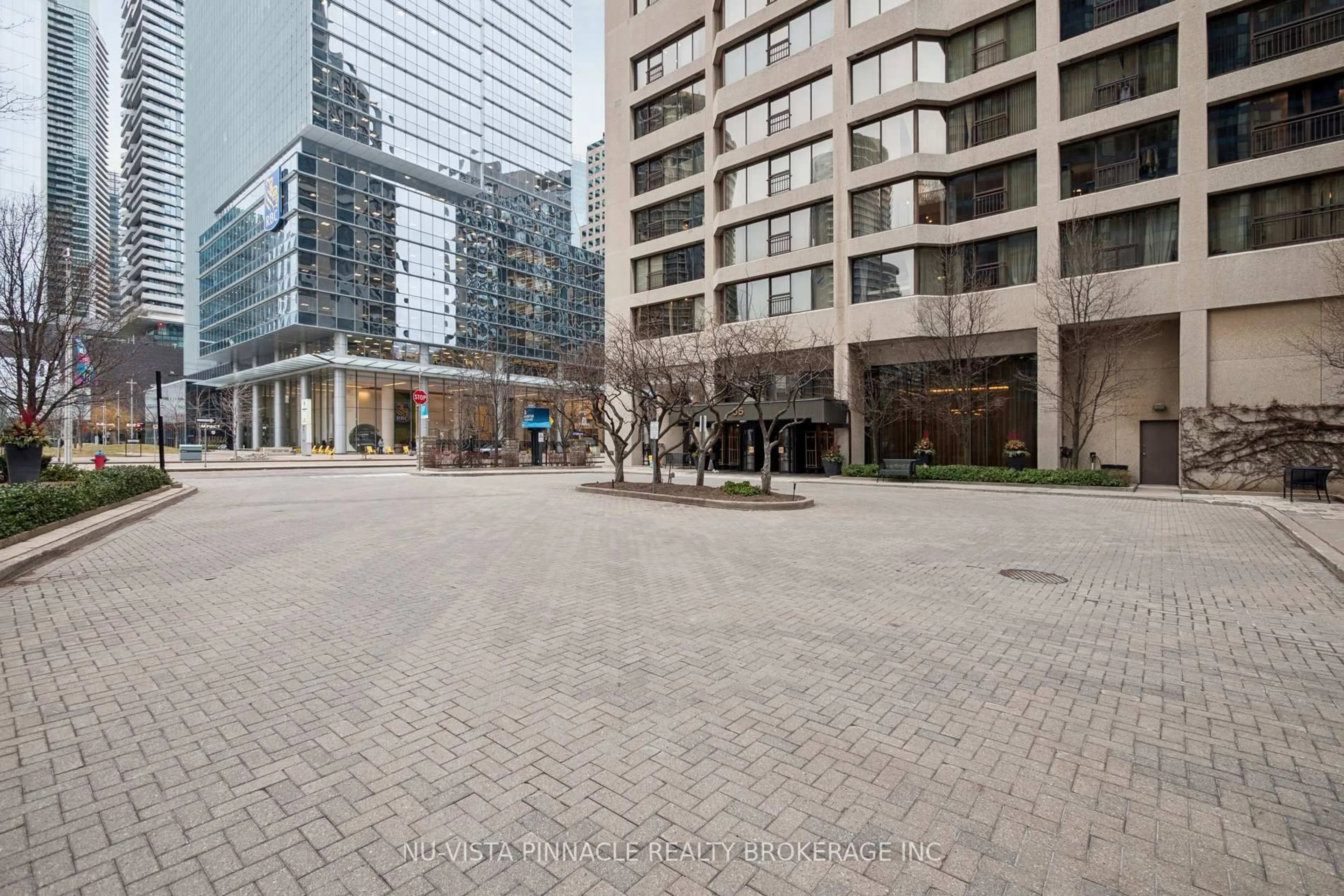 Patio, street for 55 Harbour Sq #1418, Toronto Ontario M5J 2L1