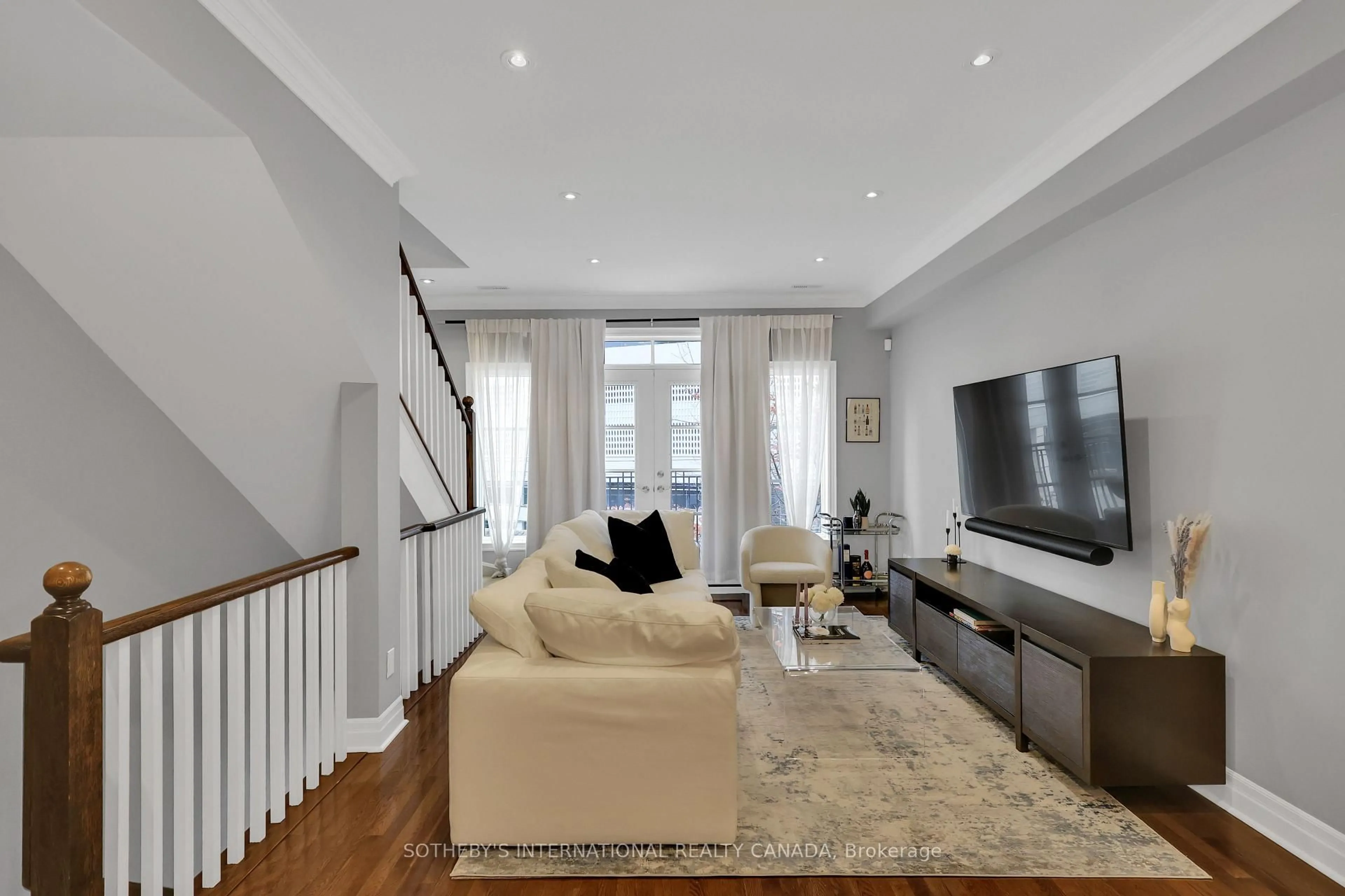 Living room with furniture, unknown for 45 Pleasant Blvd, Toronto Ontario M4T 1K2