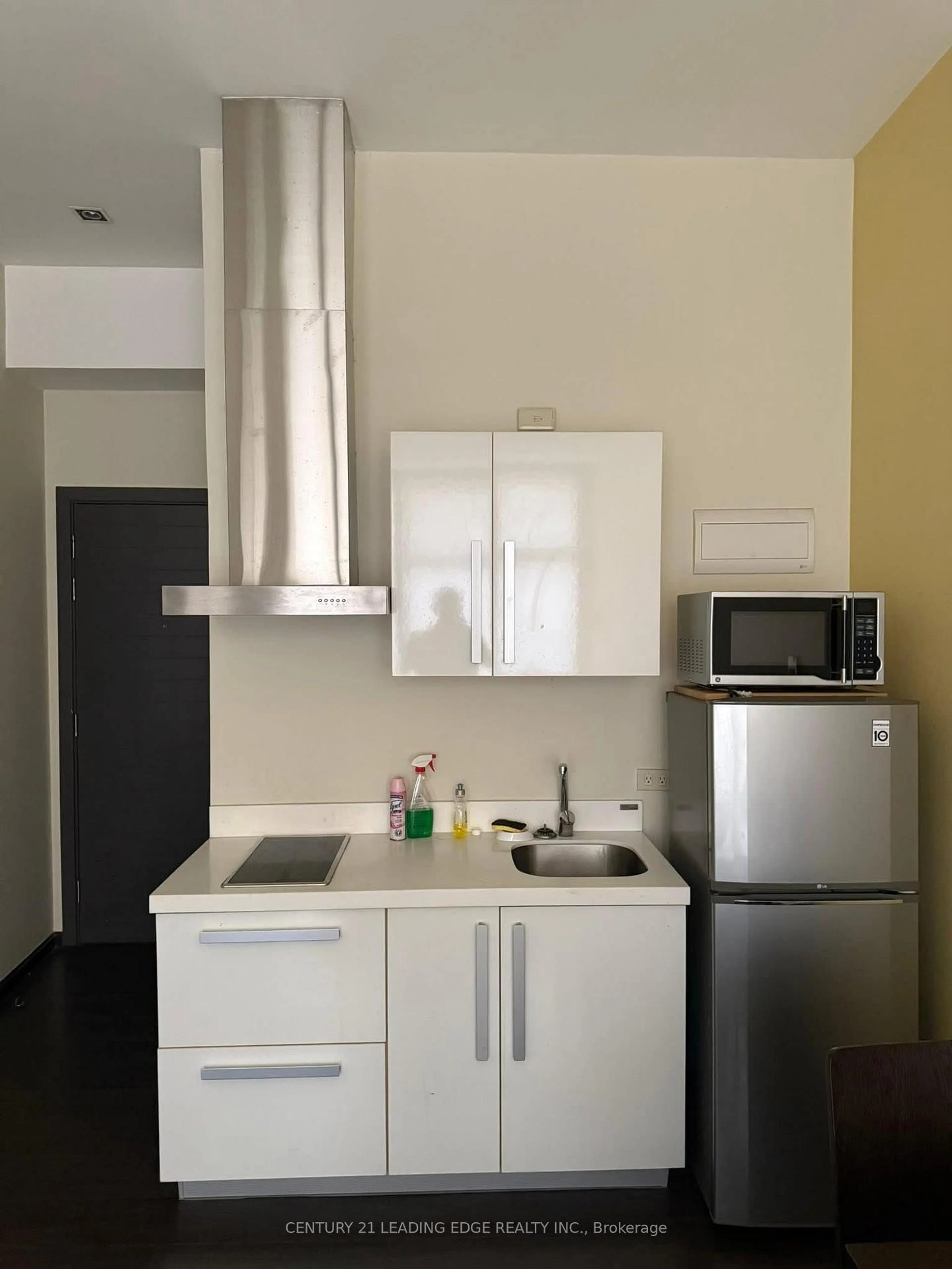 Standard kitchen, unknown for 4392 B Valdez #3907, Toronto Ontario A1A 1A1