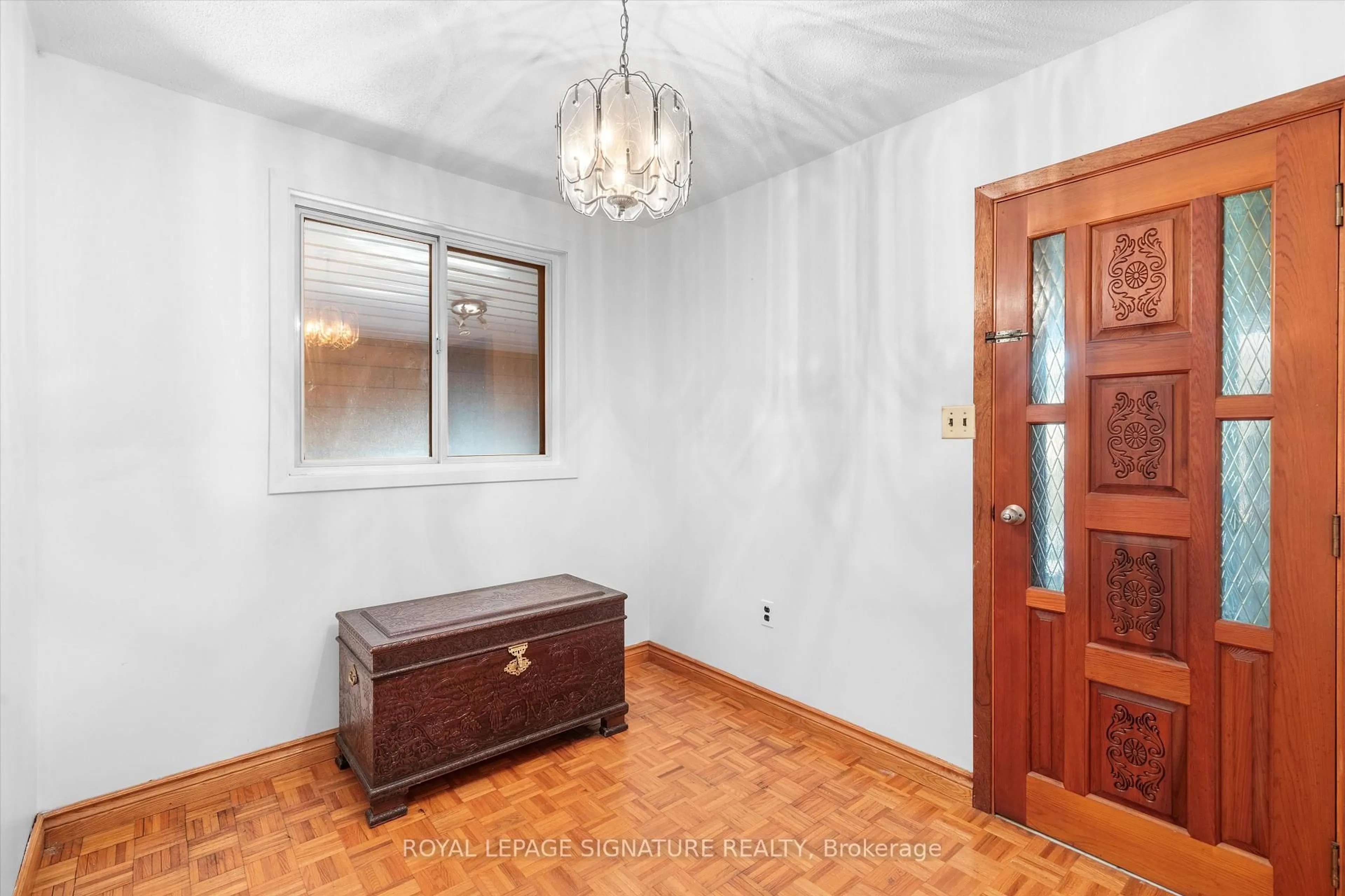 Indoor entryway for 244 Grace St, Toronto Ontario M6G 3A6