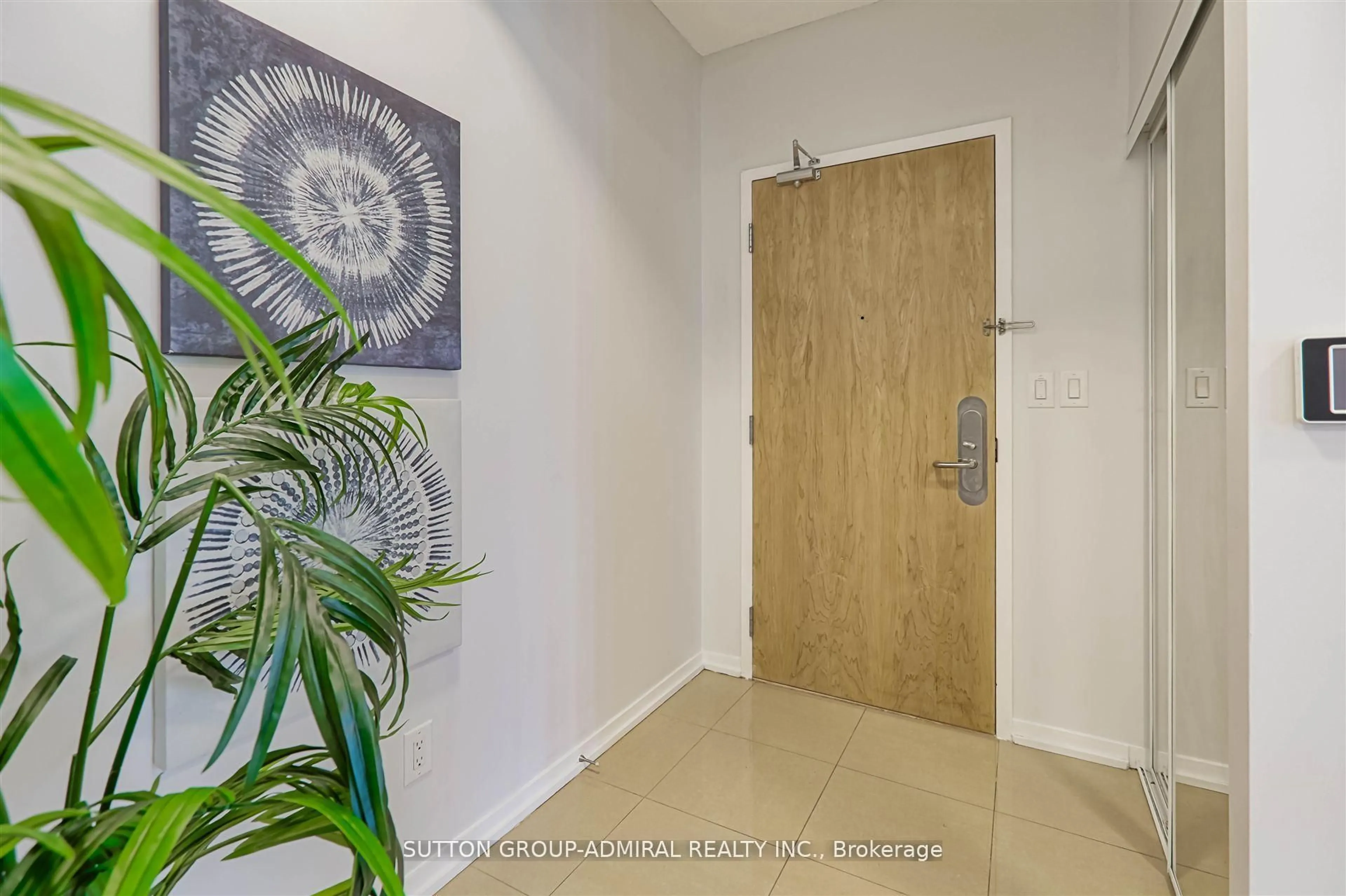 Indoor entryway for 55 Bremner Blvd #1407, Toronto Ontario M5J 0A6