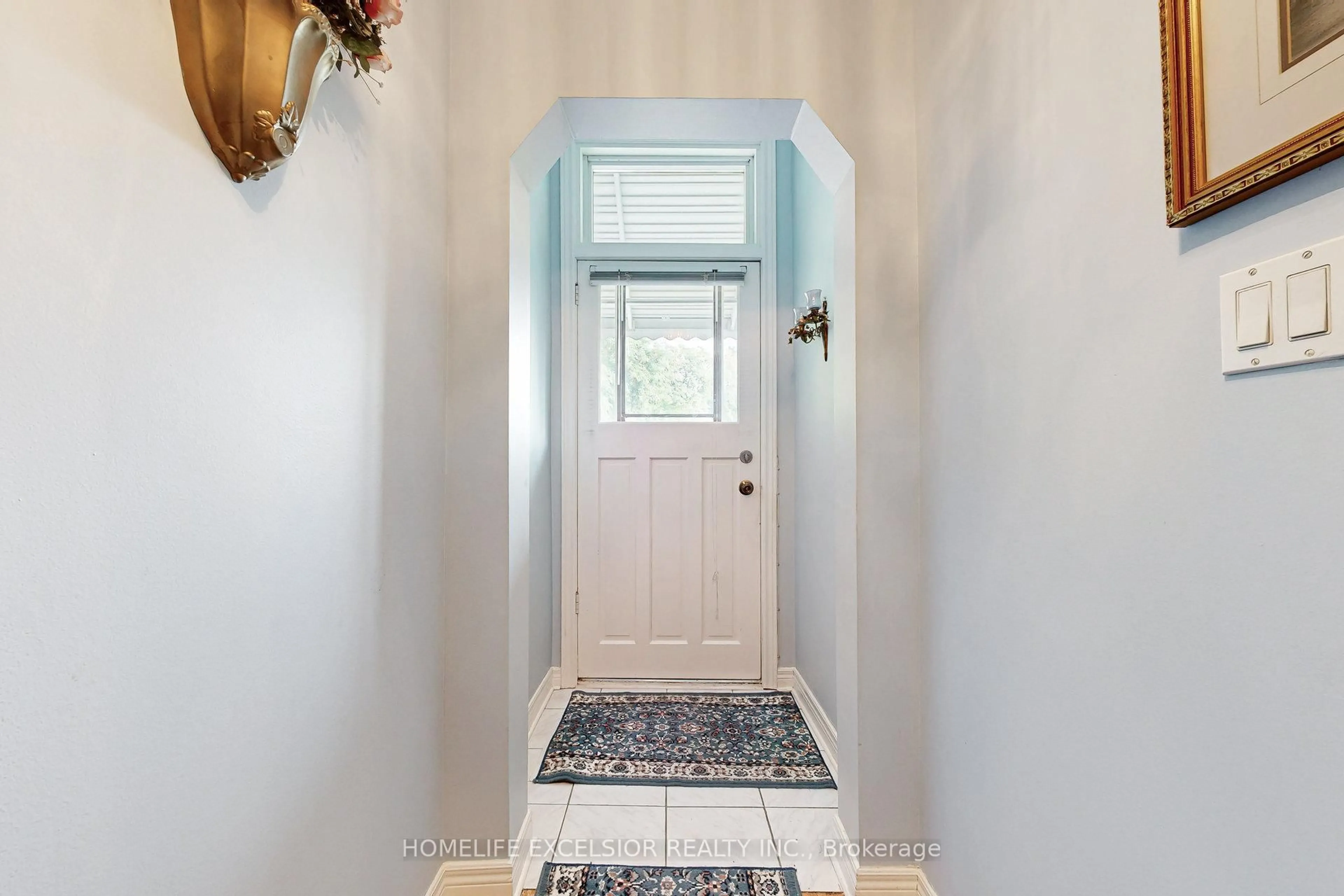 Indoor entryway for 32 Argyle St, Toronto Ontario M6J 1N4