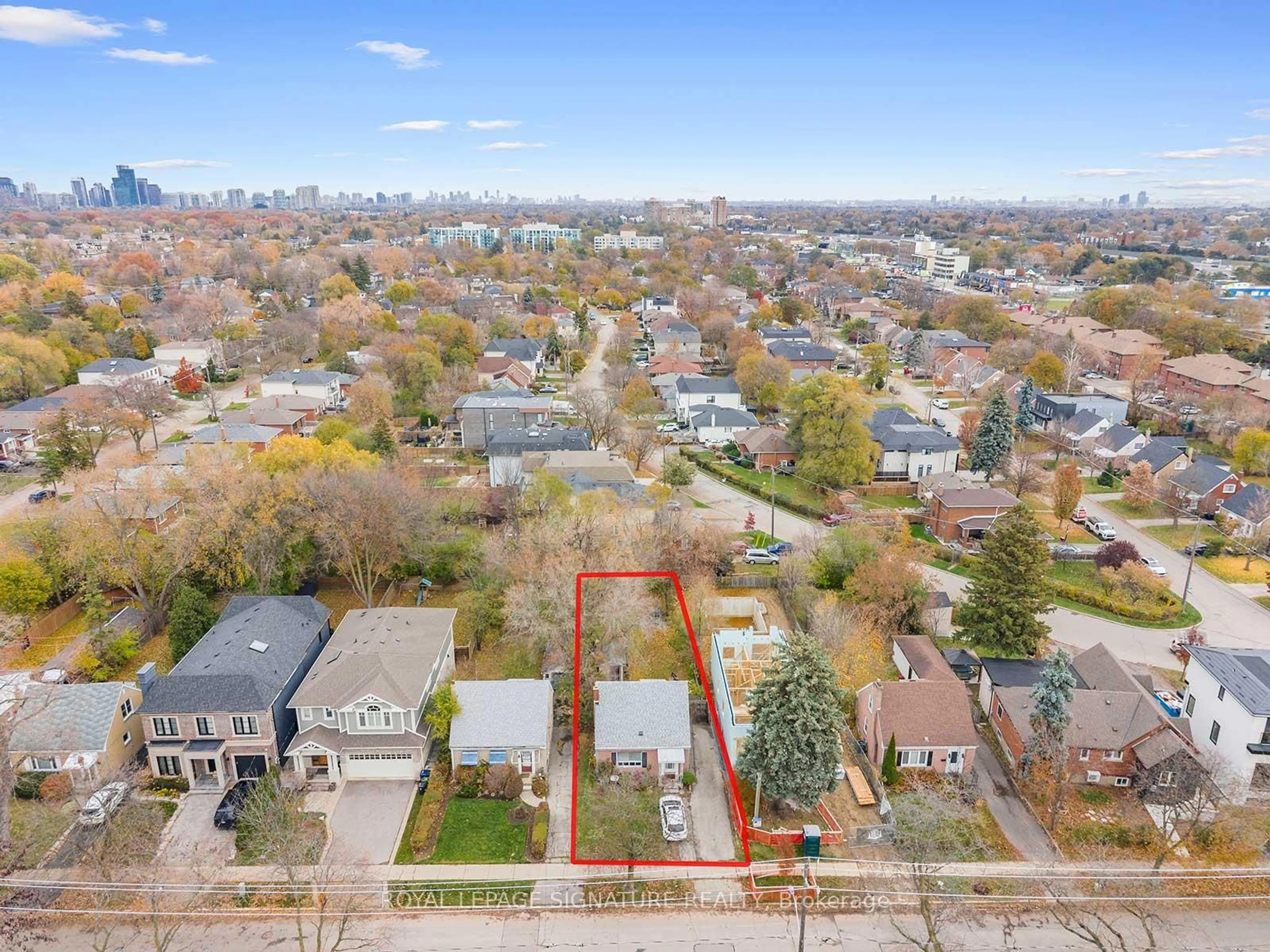 A pic from outside/outdoor area/front of a property/back of a property/a pic from drone, street for 27 King High Ave, Toronto Ontario M3H 3A8