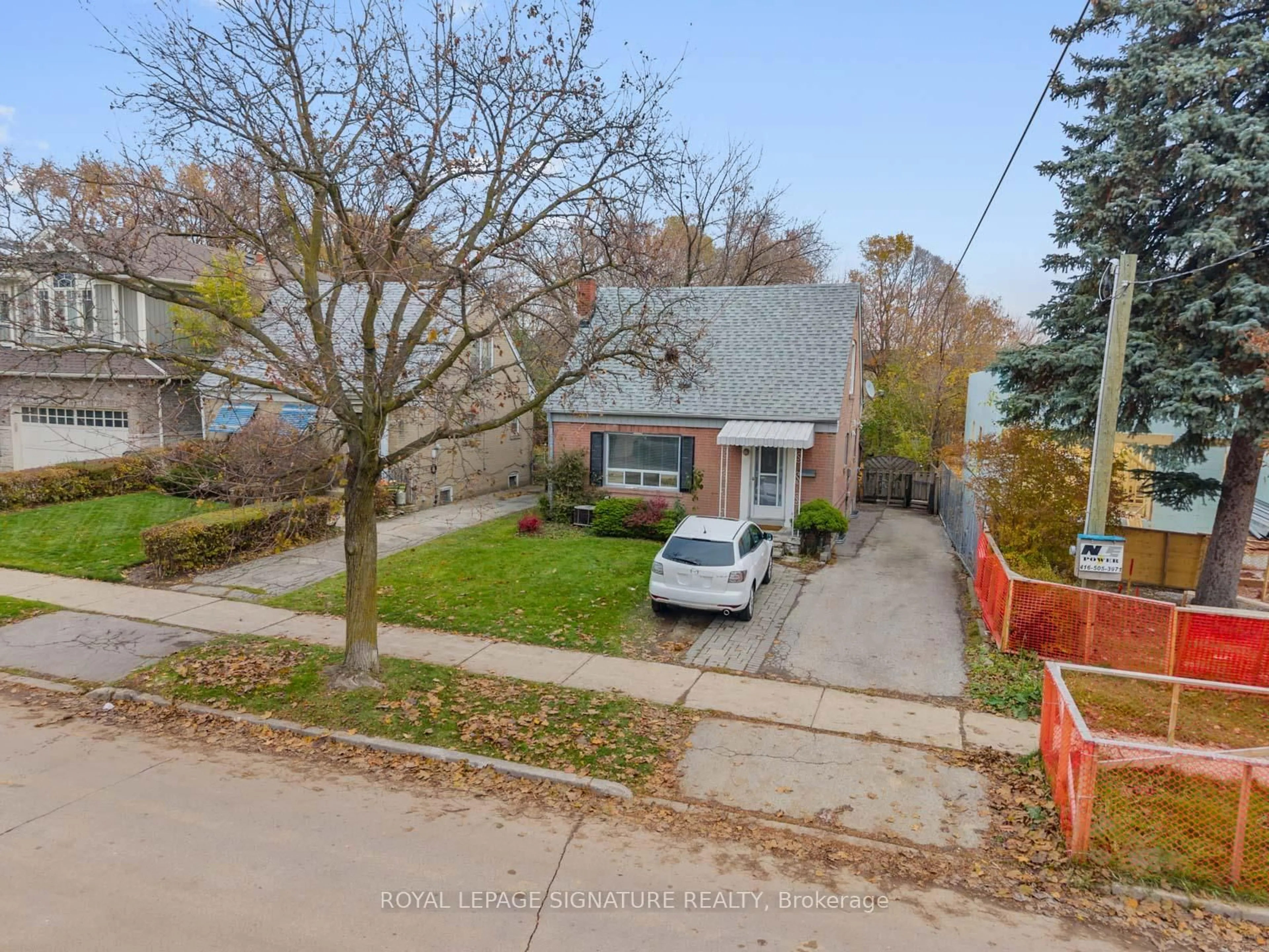 A pic from outside/outdoor area/front of a property/back of a property/a pic from drone, street for 27 King High Ave, Toronto Ontario M3H 3A8