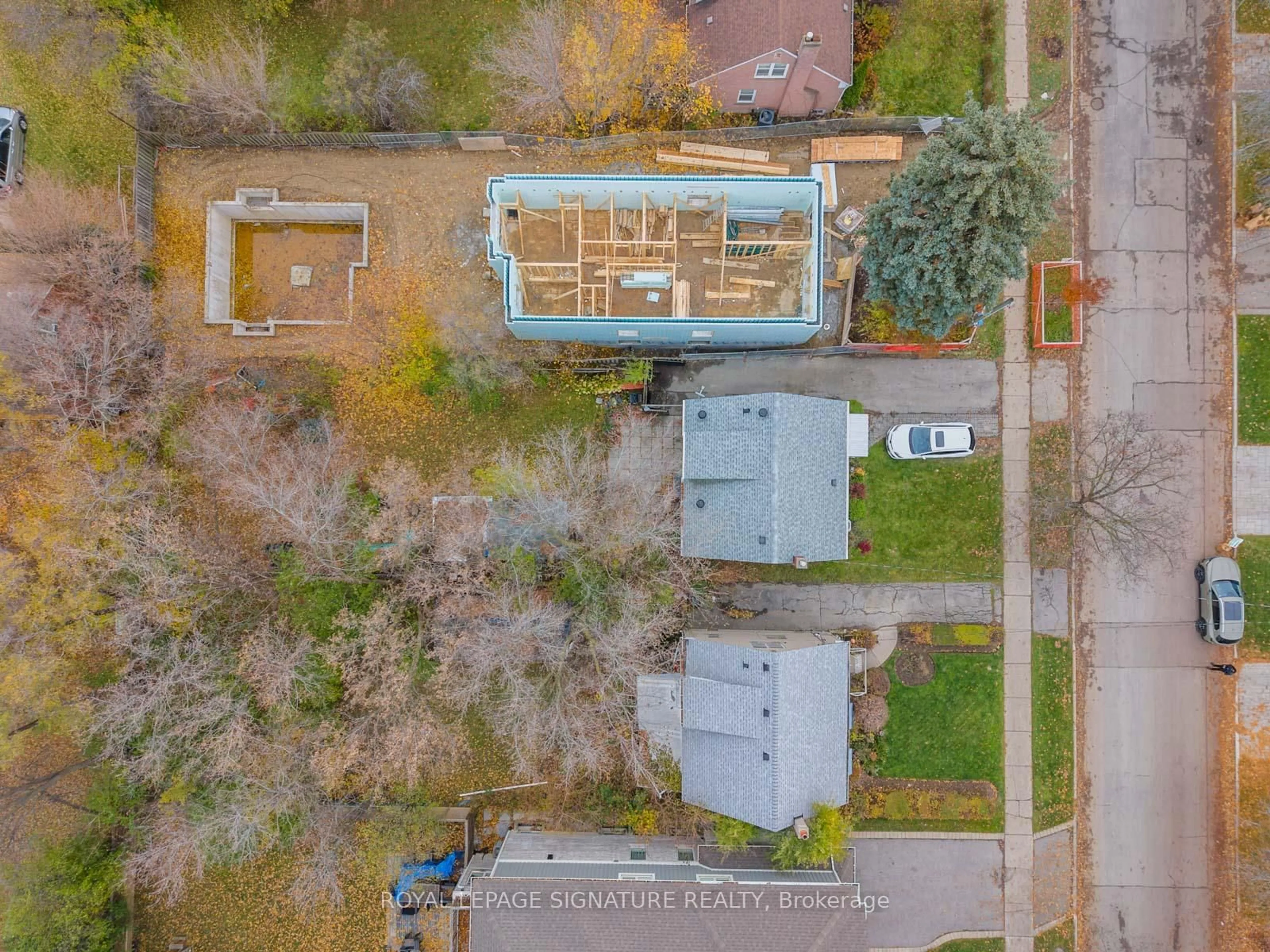 A pic from outside/outdoor area/front of a property/back of a property/a pic from drone, street for 27 King High Ave, Toronto Ontario M3H 3A8