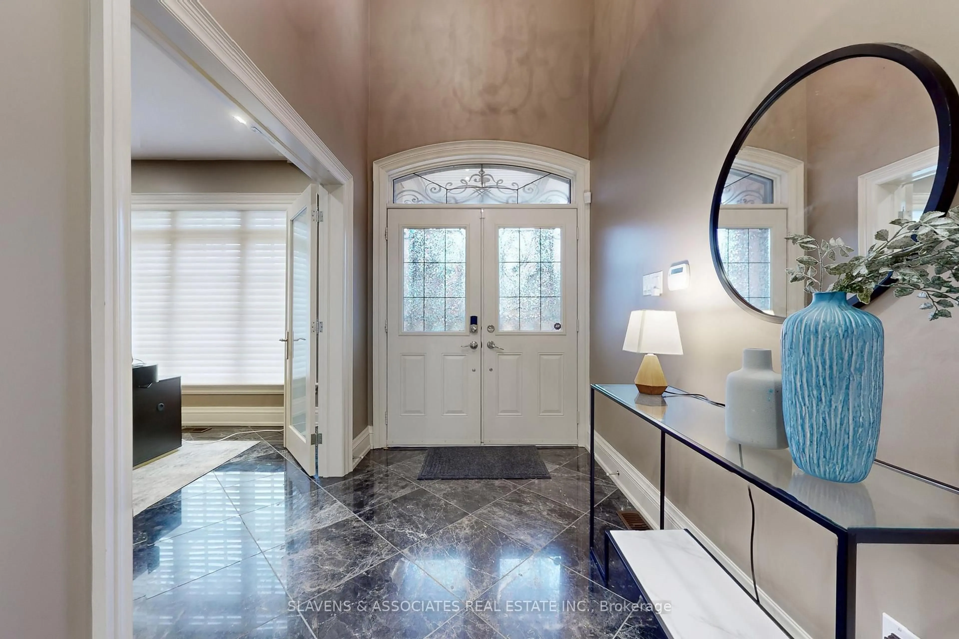 Indoor entryway for 130 York Mills Rd, Toronto Ontario M2L 1K6