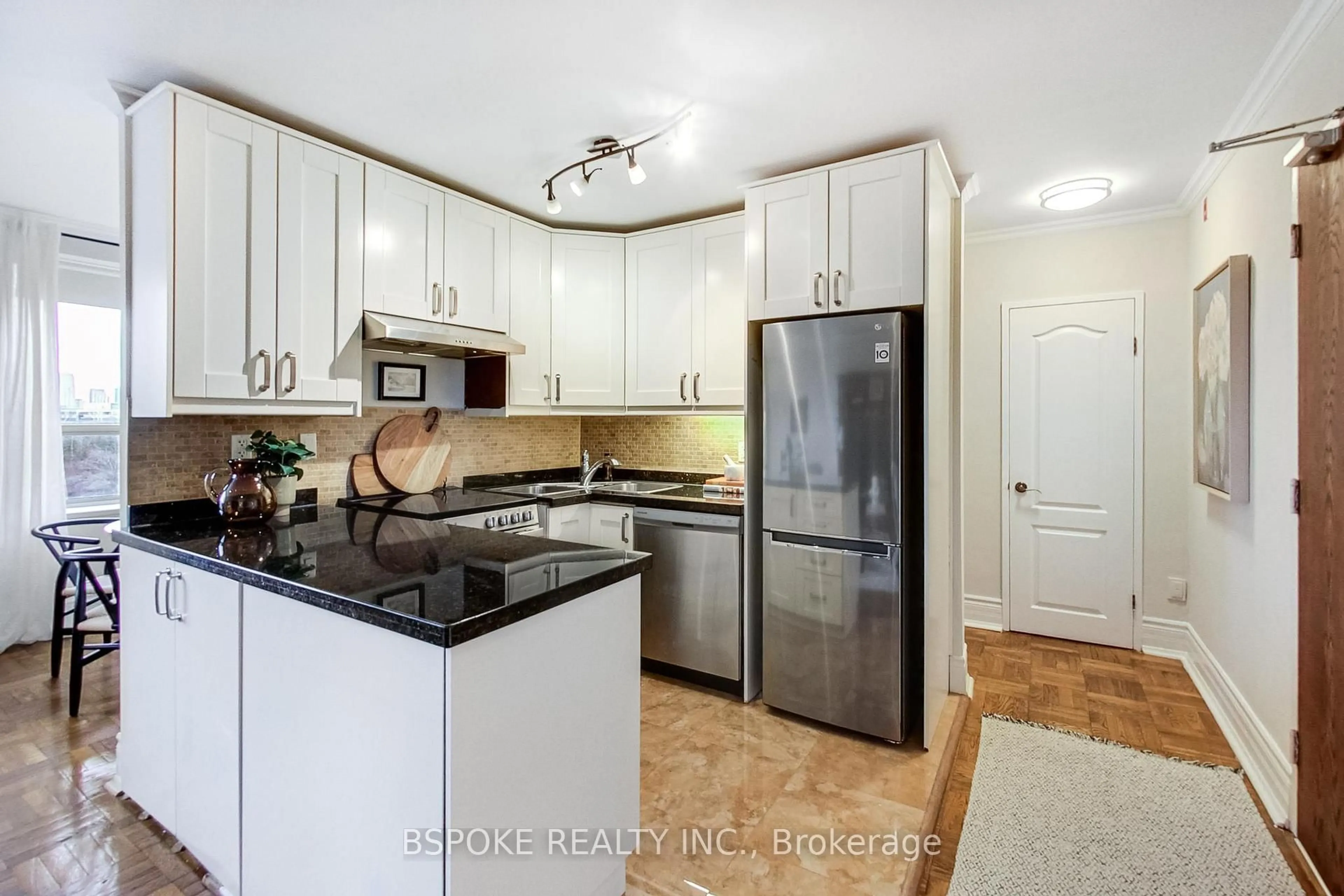 Standard kitchen, ceramic/tile floor for 2550 Bathurst St #405, Toronto Ontario M6B 2Z2