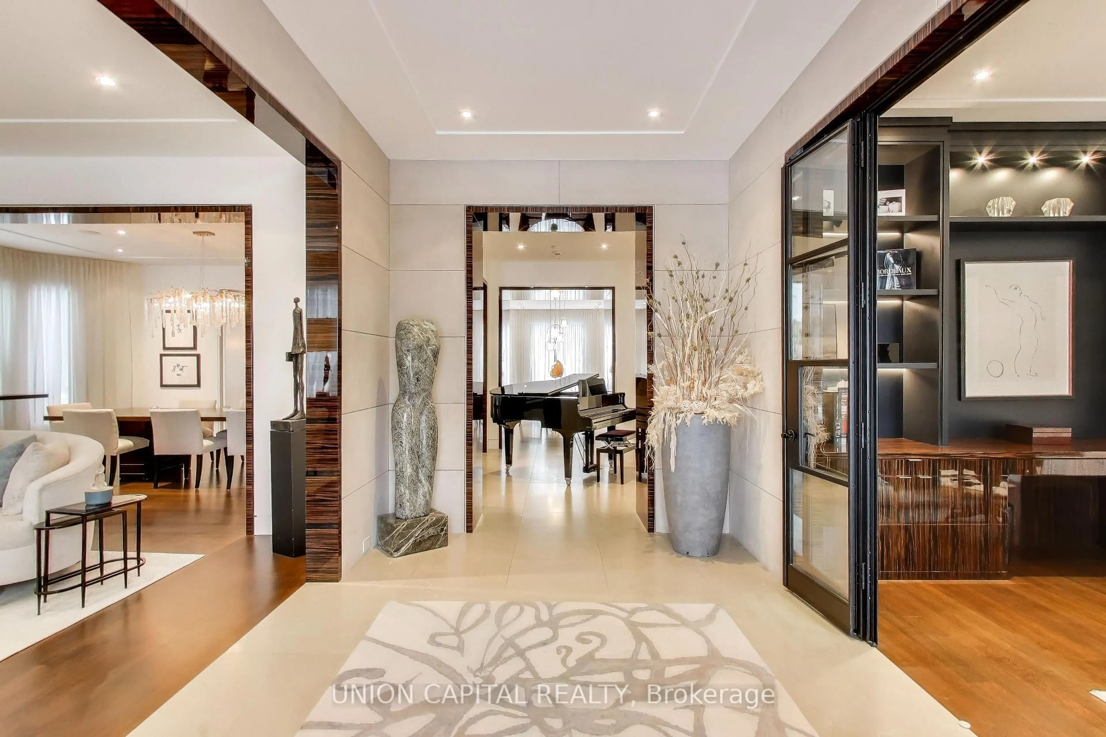 Indoor foyer for 148 Highland Cres, Toronto Ontario M2L 1H3