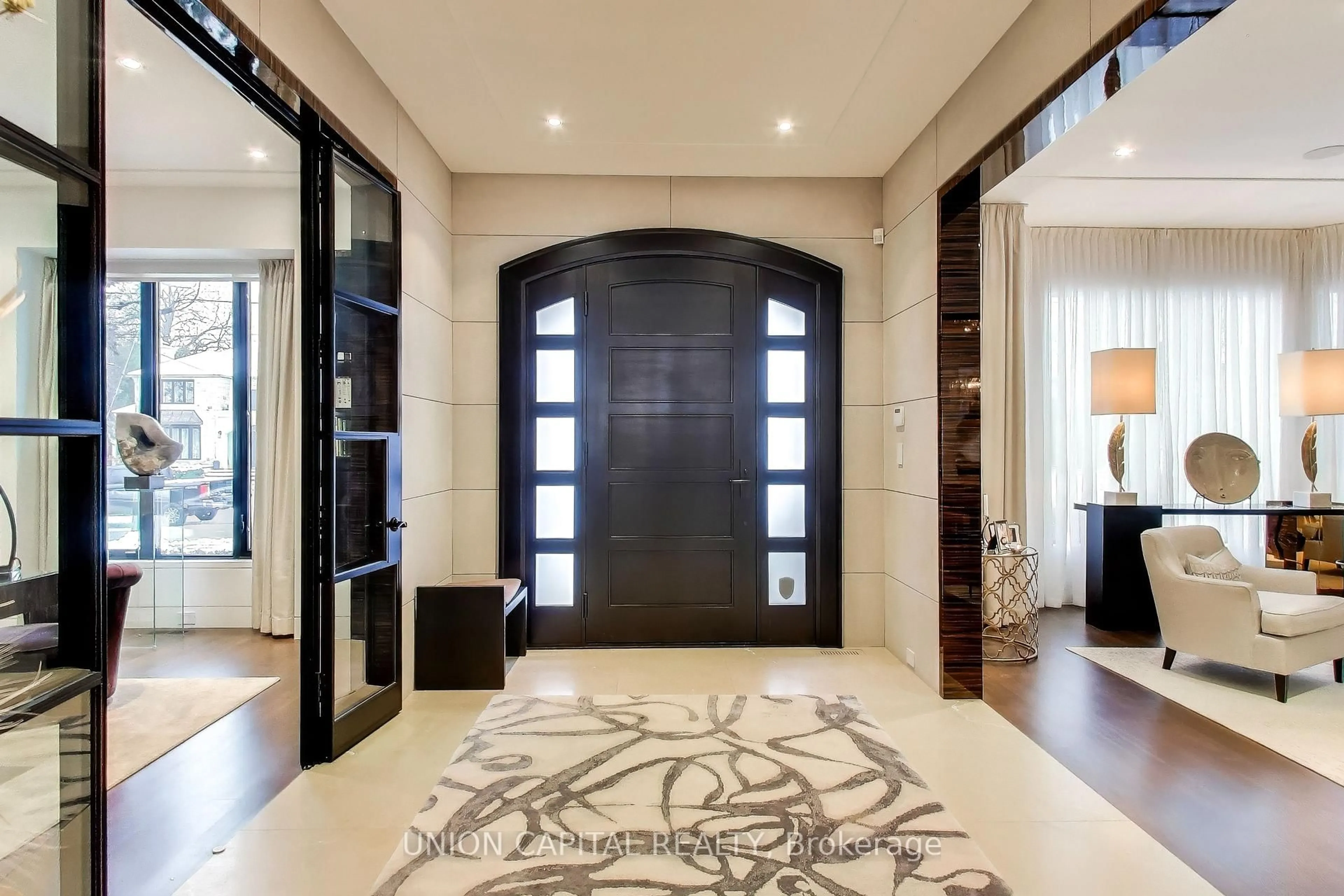 Indoor entryway for 148 Highland Cres, Toronto Ontario M2L 1H3