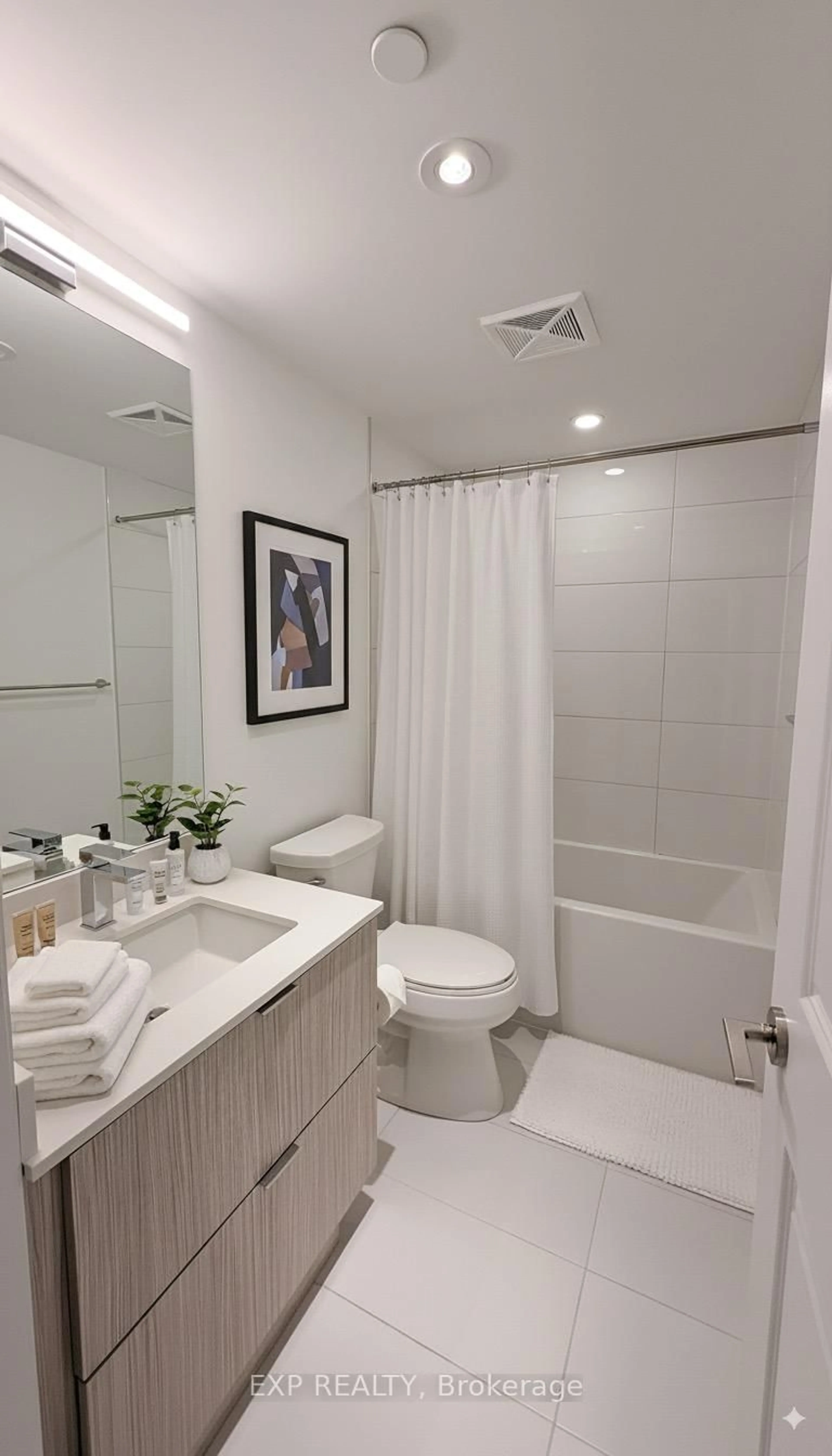 Standard bathroom, ceramic/tile floor for 395 Bloor St #3306, Toronto Ontario M4W 0B4