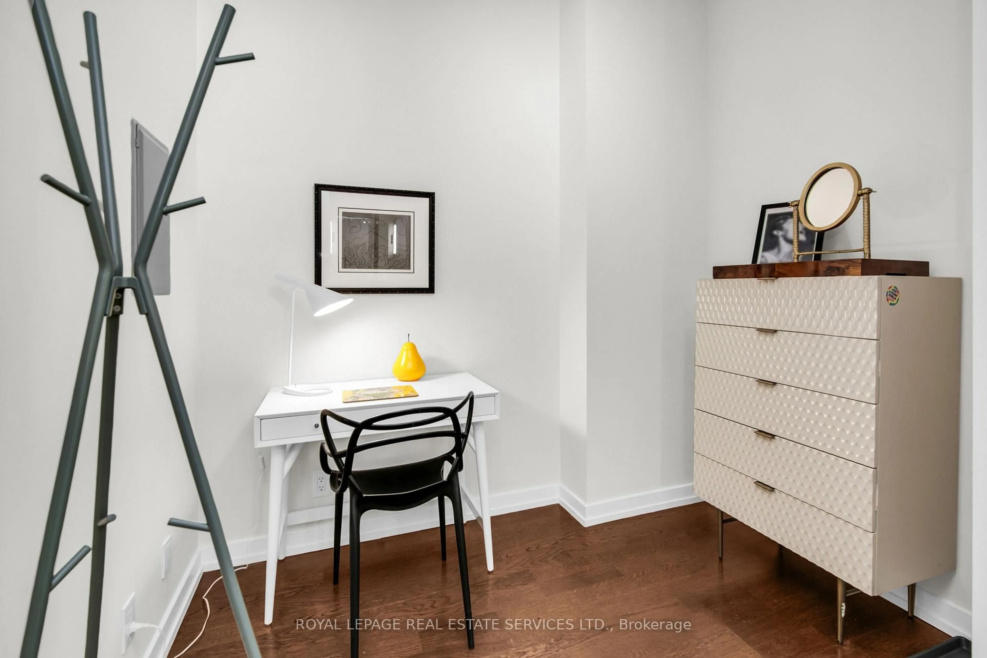 A pic of a room for 10 Morrison St #409, Toronto Ontario M5V 2T8