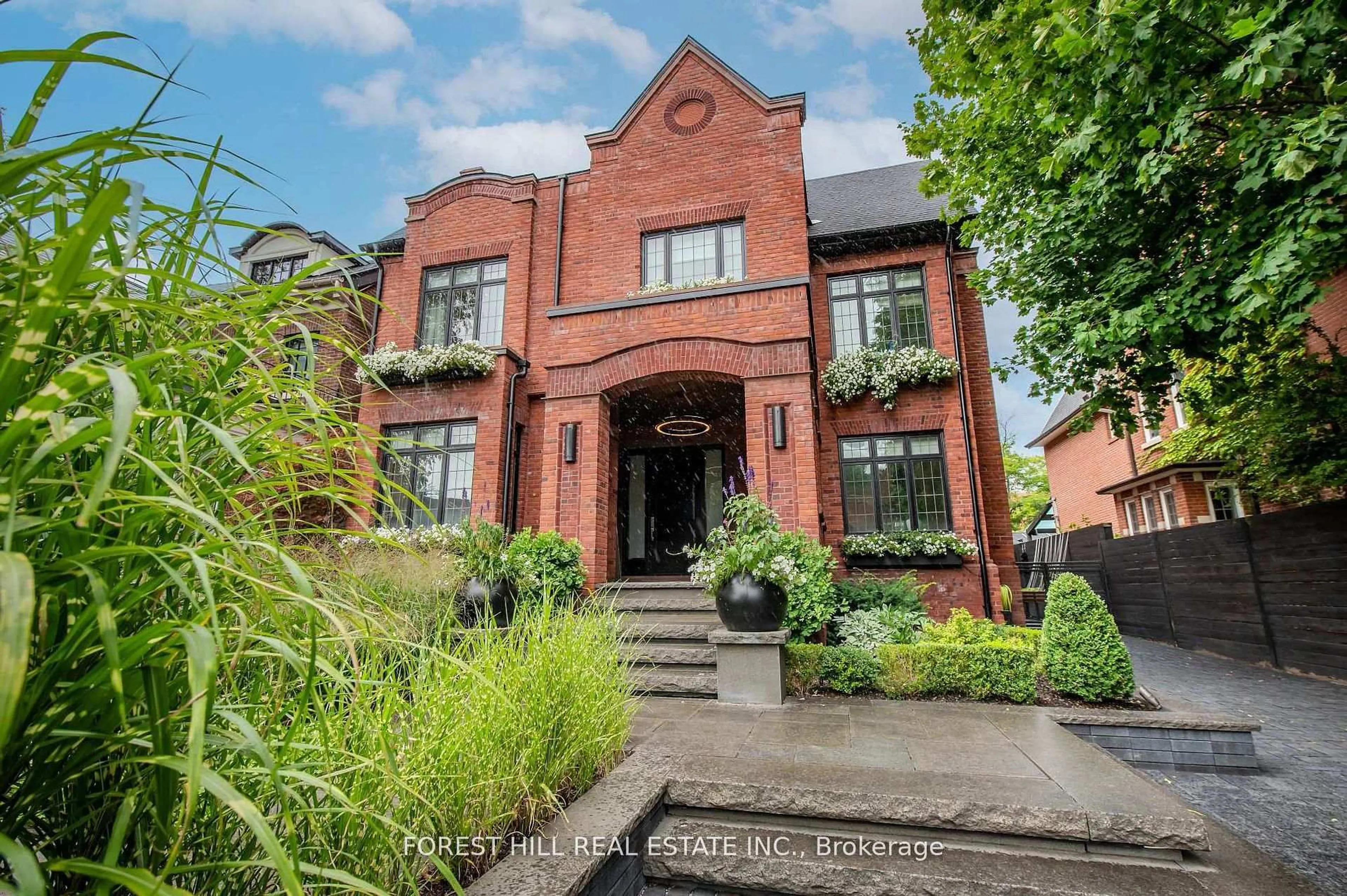 Home with brick exterior material, building for 176 Balmoral Ave, Toronto Ontario M4V 1J6