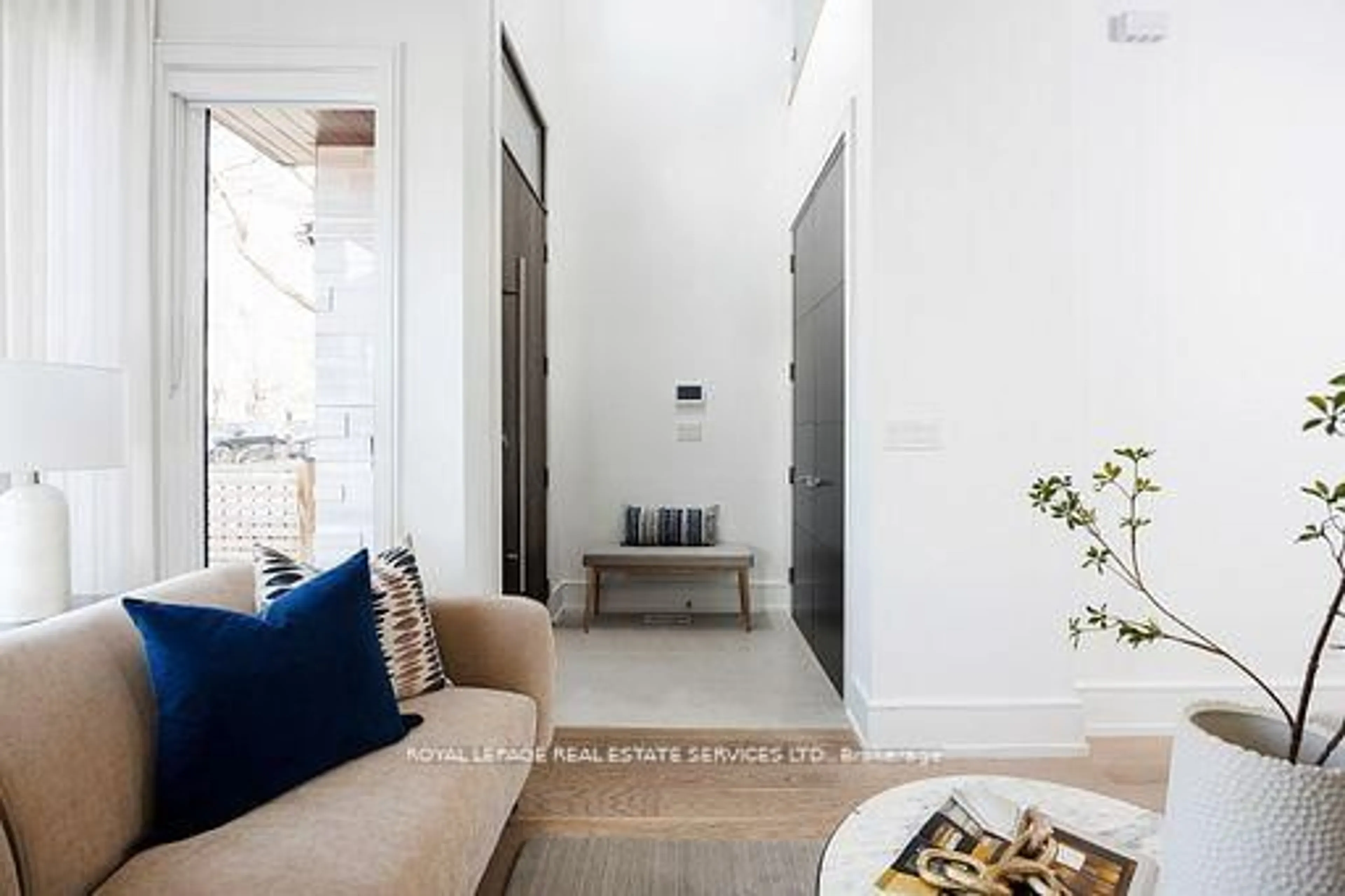 Indoor entryway for 121 Markham St, Toronto Ontario M6J 2G4