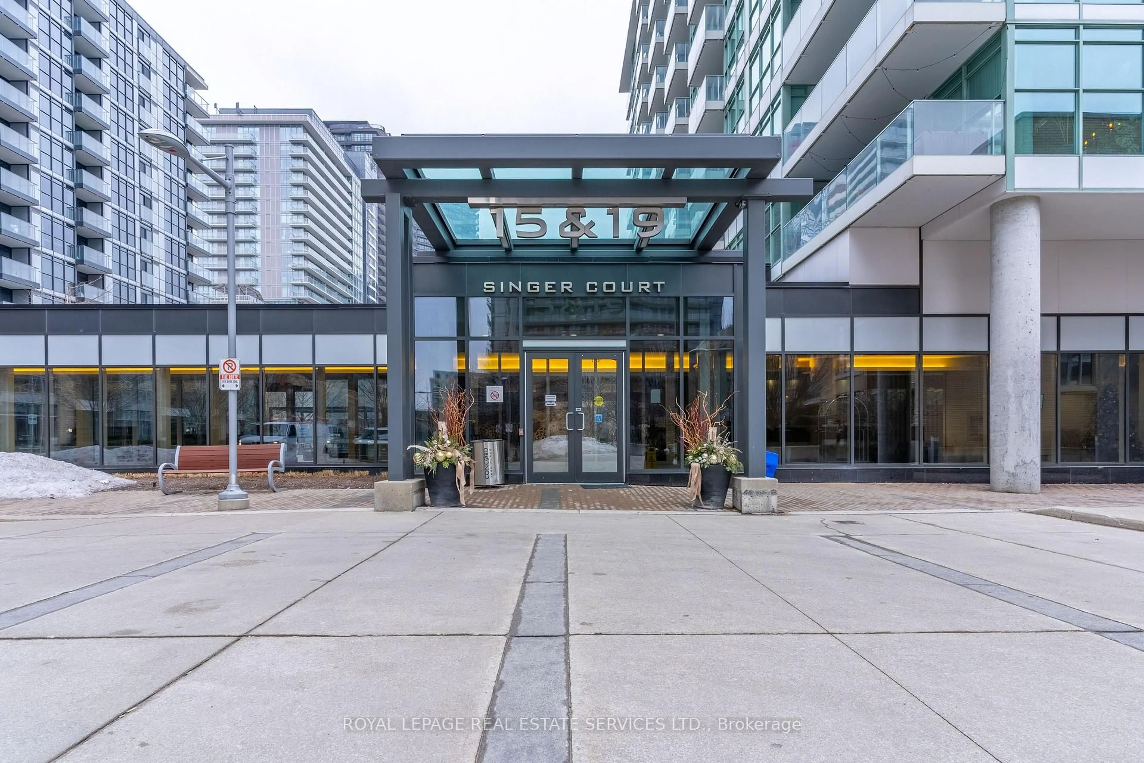 Indoor foyer for 19 Singer Crt #717, Toronto Ontario M2K 0B2