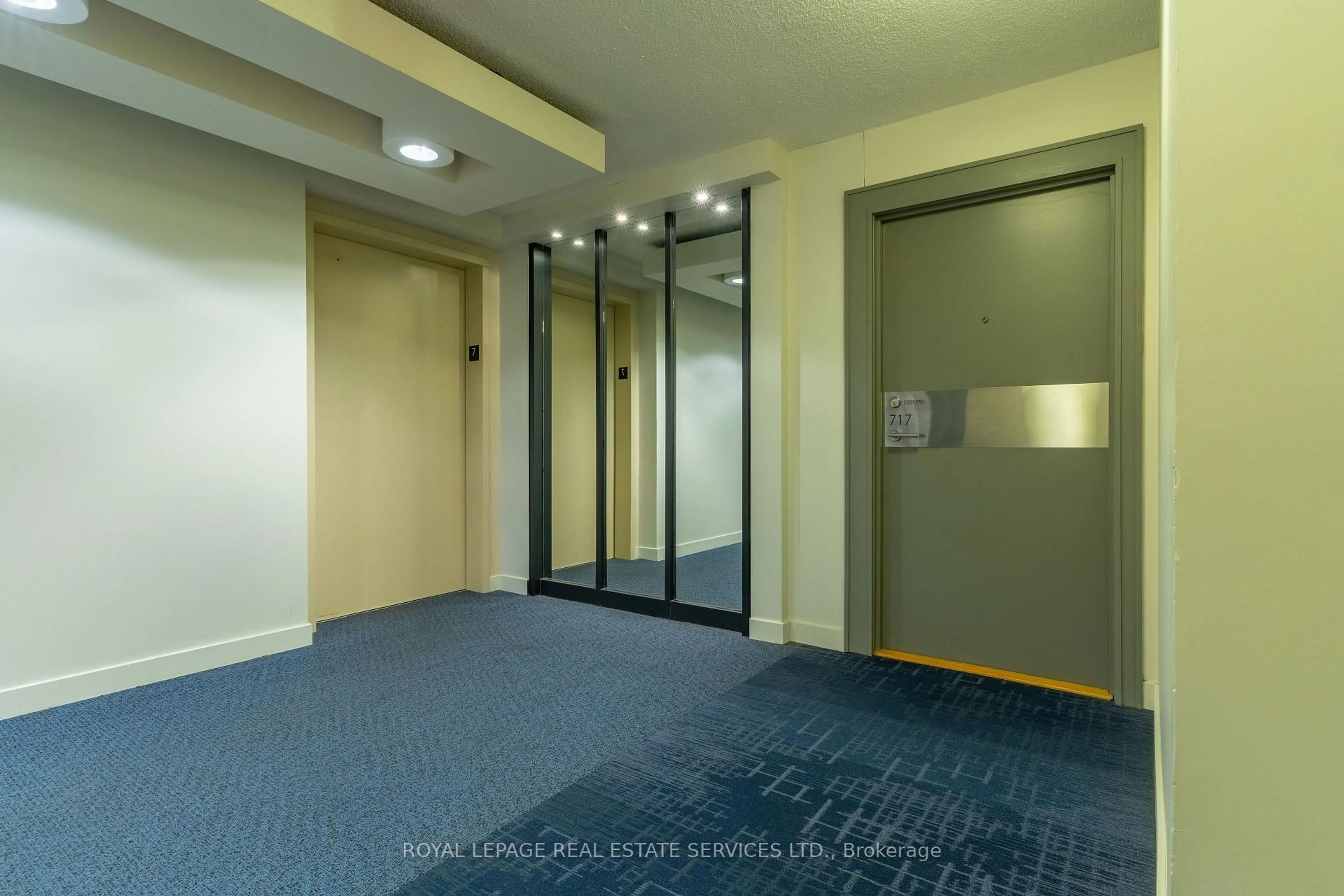 Indoor foyer for 19 Singer Crt #717, Toronto Ontario M2K 0B2