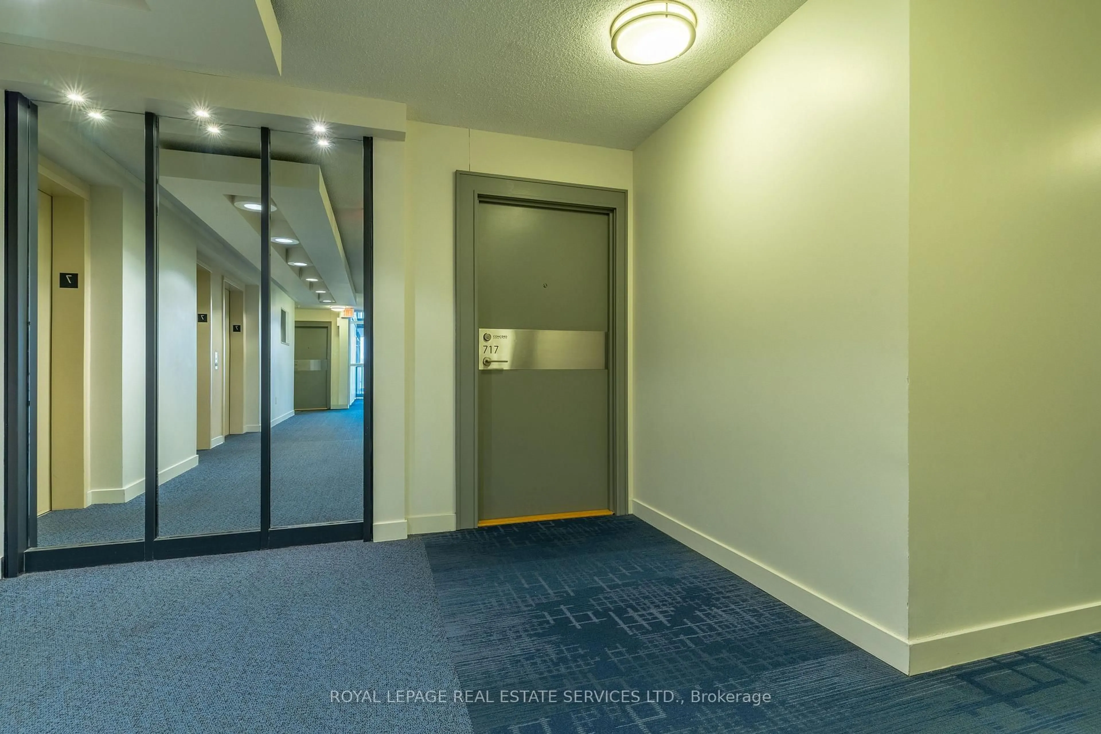 Indoor foyer for 19 Singer Crt #717, Toronto Ontario M2K 0B2