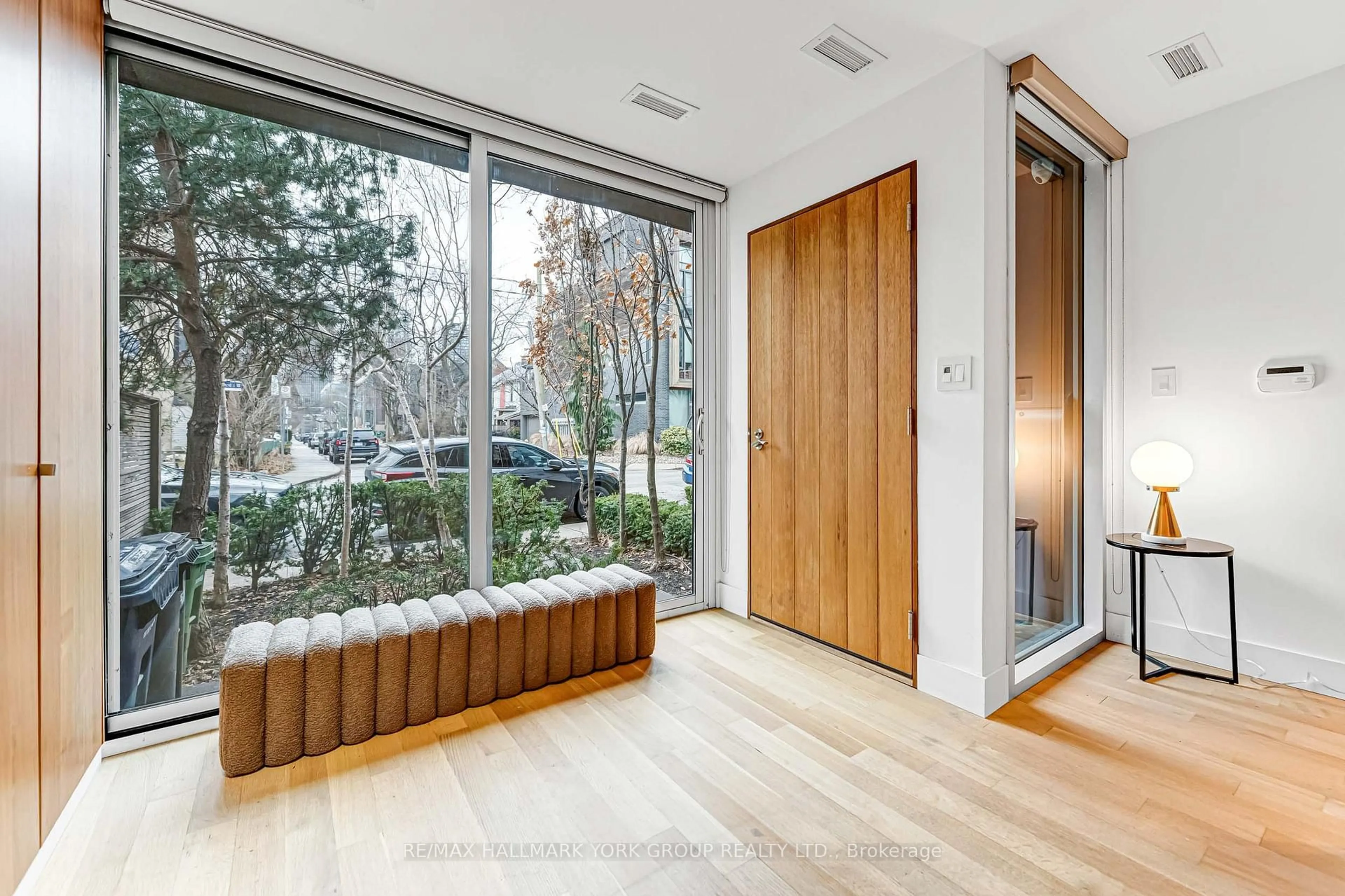 Indoor entryway for 840 Richmond St, Toronto Ontario M6J 1C9