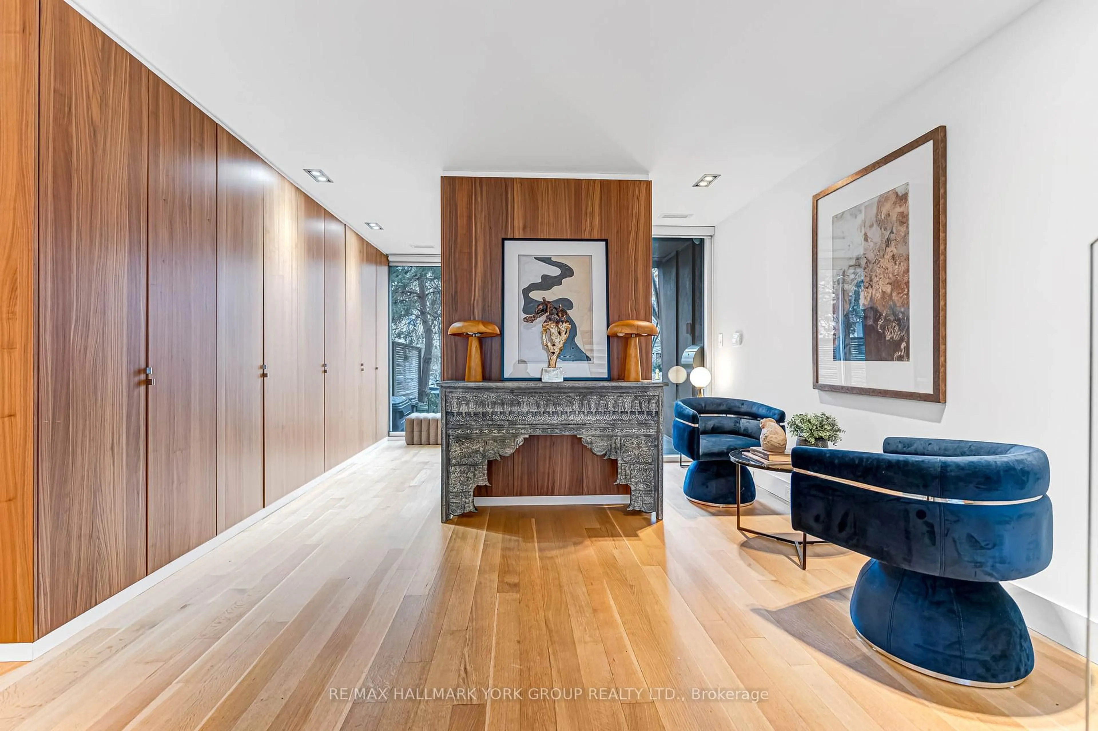 Indoor foyer for 840 Richmond St, Toronto Ontario M6J 1C9