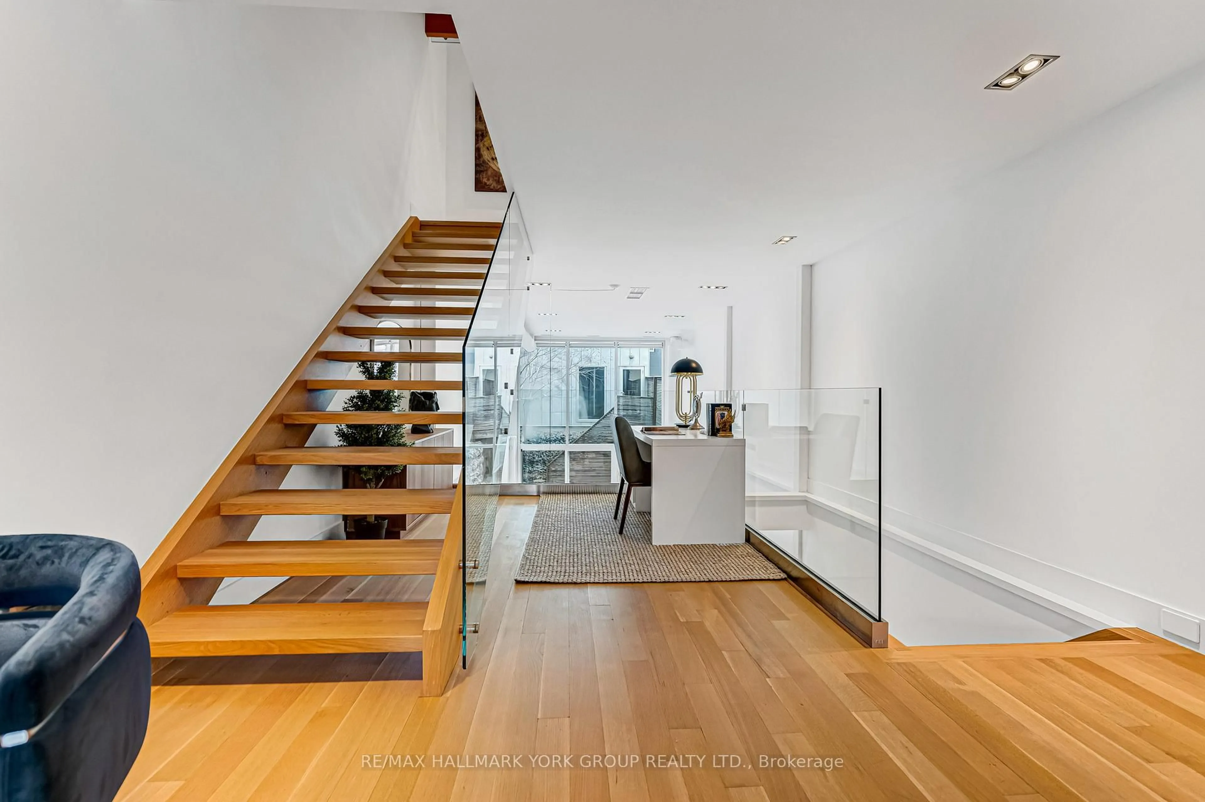 Stairs for 840 Richmond St, Toronto Ontario M6J 1C9