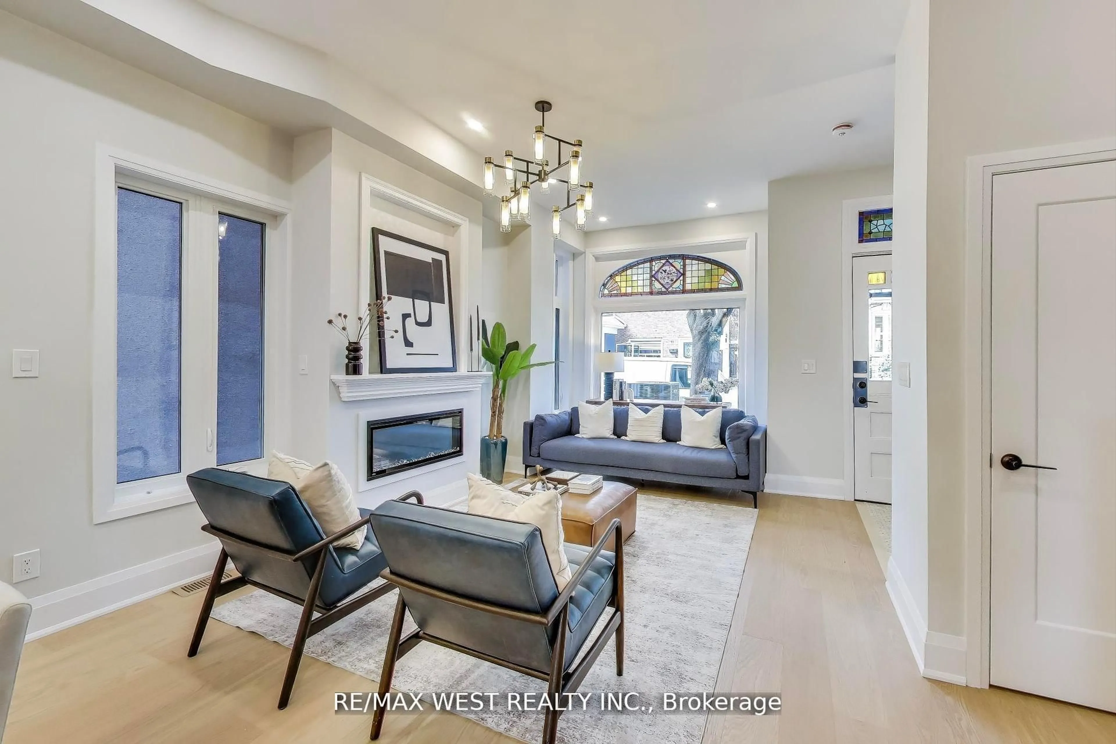 Indoor entryway for 21 Rolyat St, Toronto Ontario M6J 1S5