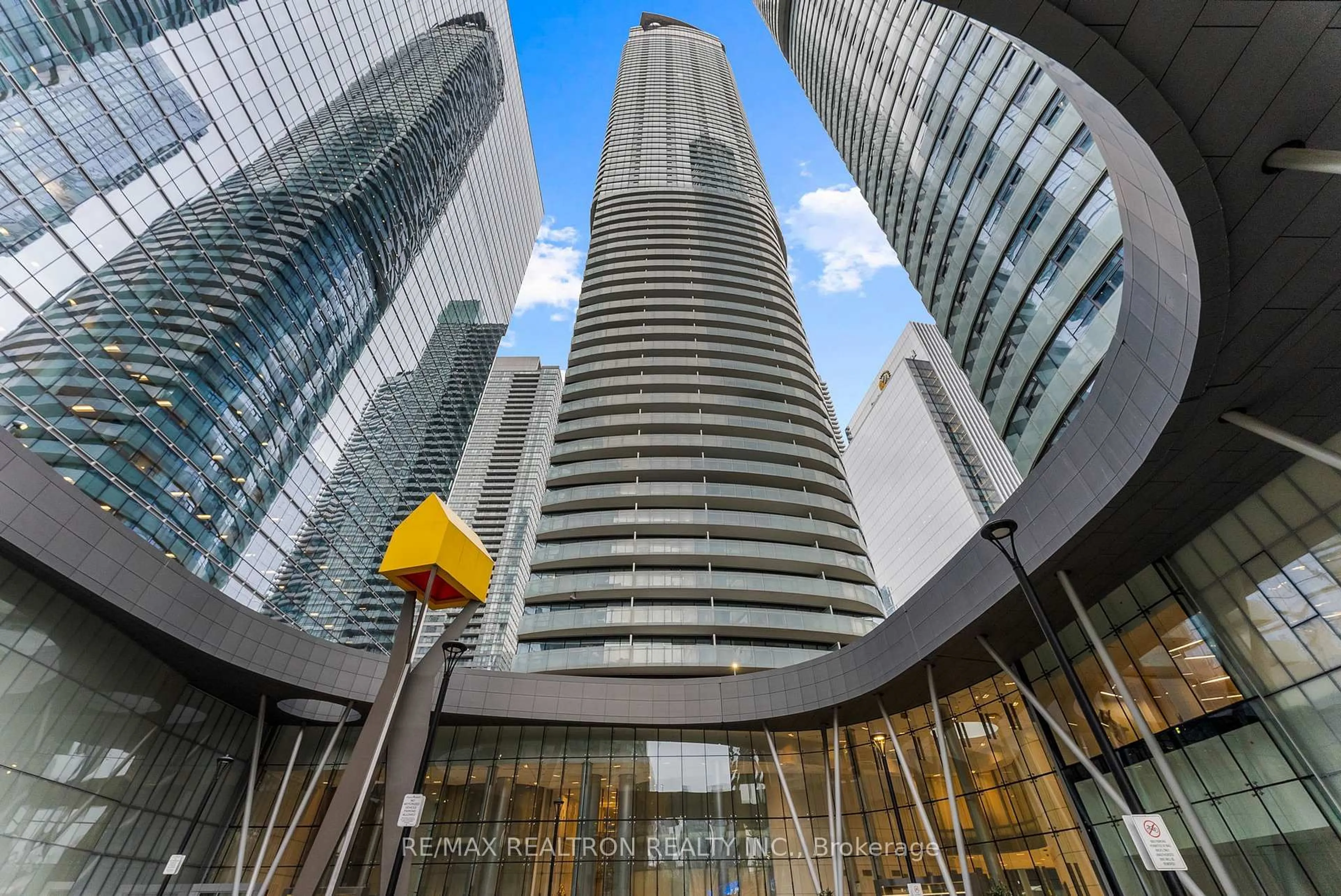 Indoor foyer for 14 York St #807, Toronto Ontario M5J 0B1
