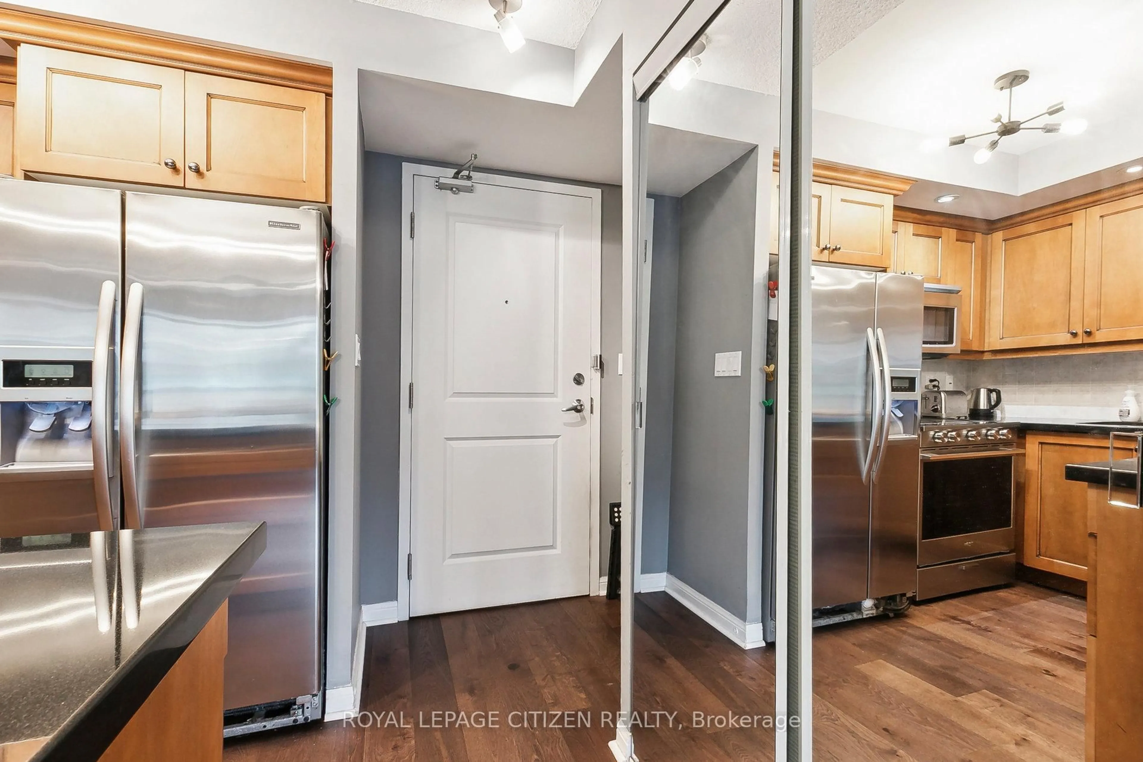 Indoor entryway for 900 Mount Pleasant Rd #121, Toronto Ontario M4P 3J9