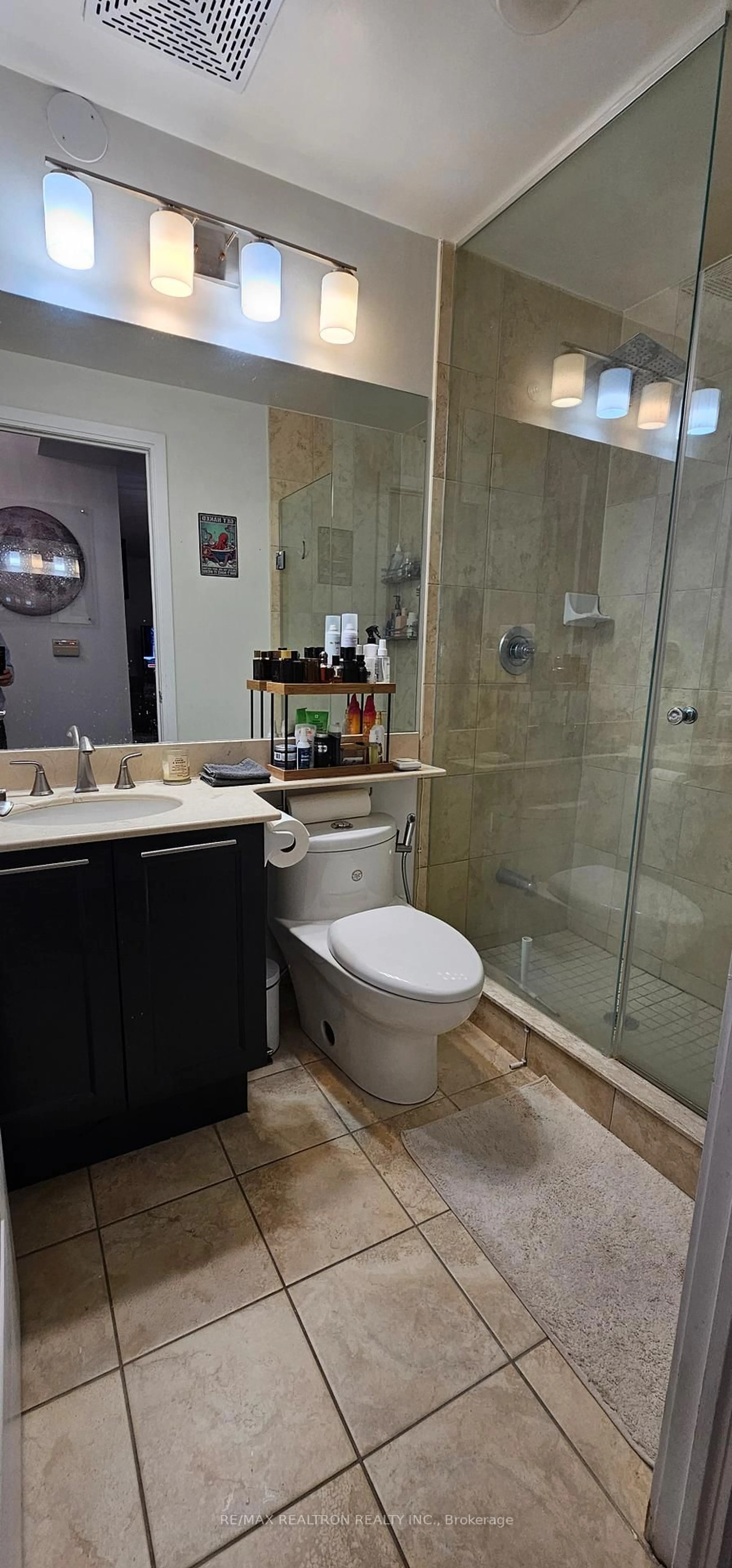 Contemporary bathroom, ceramic/tile floor for 88 Broadway Ave #1903, Toronto Ontario M4P 0A5
