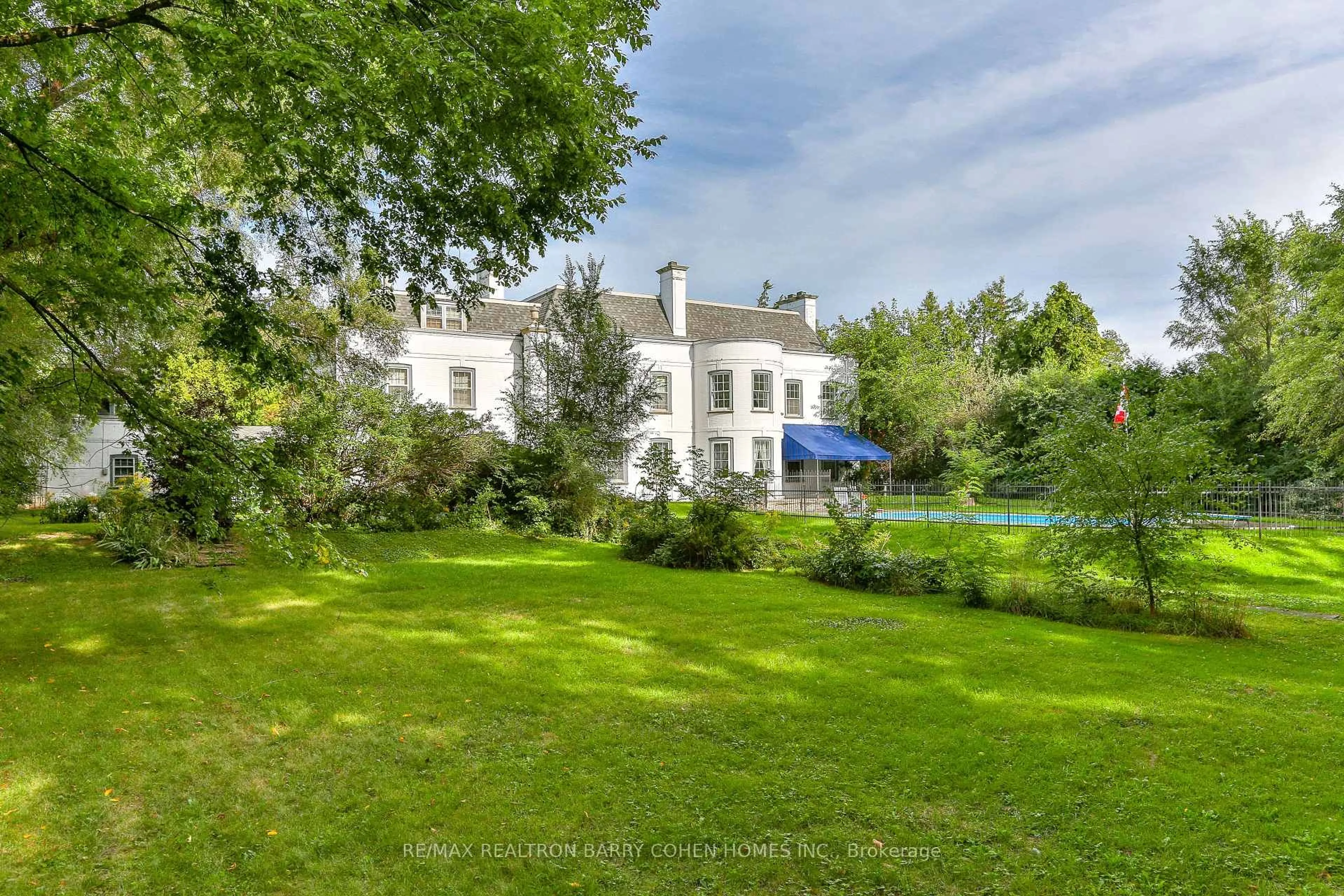 A pic from outside/outdoor area/front of a property/back of a property/a pic from drone, unknown for 324 Old Yonge St, Toronto Ontario M2P 1R4