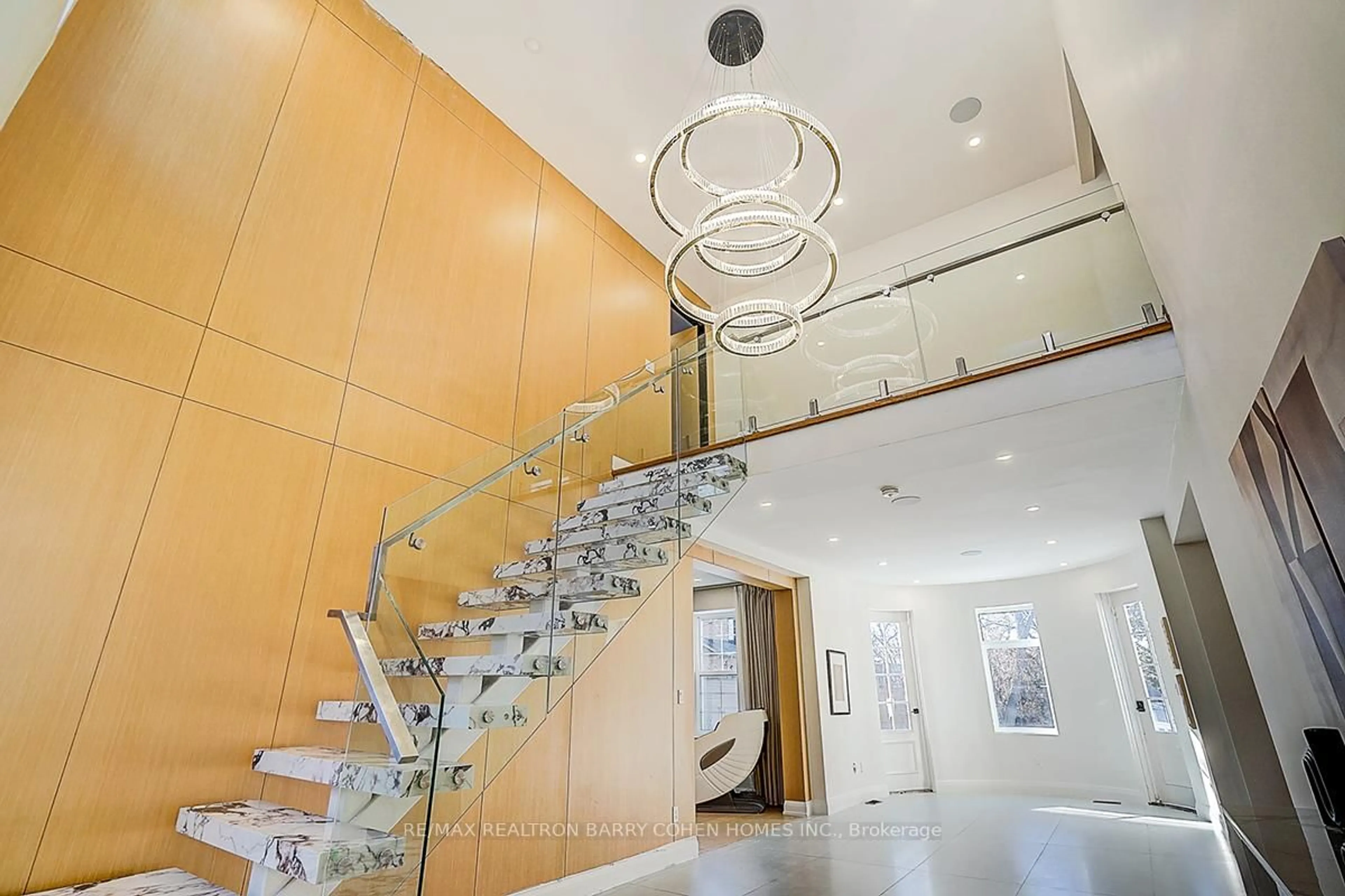Indoor foyer for 324 Old Yonge St, Toronto Ontario M2P 1R4