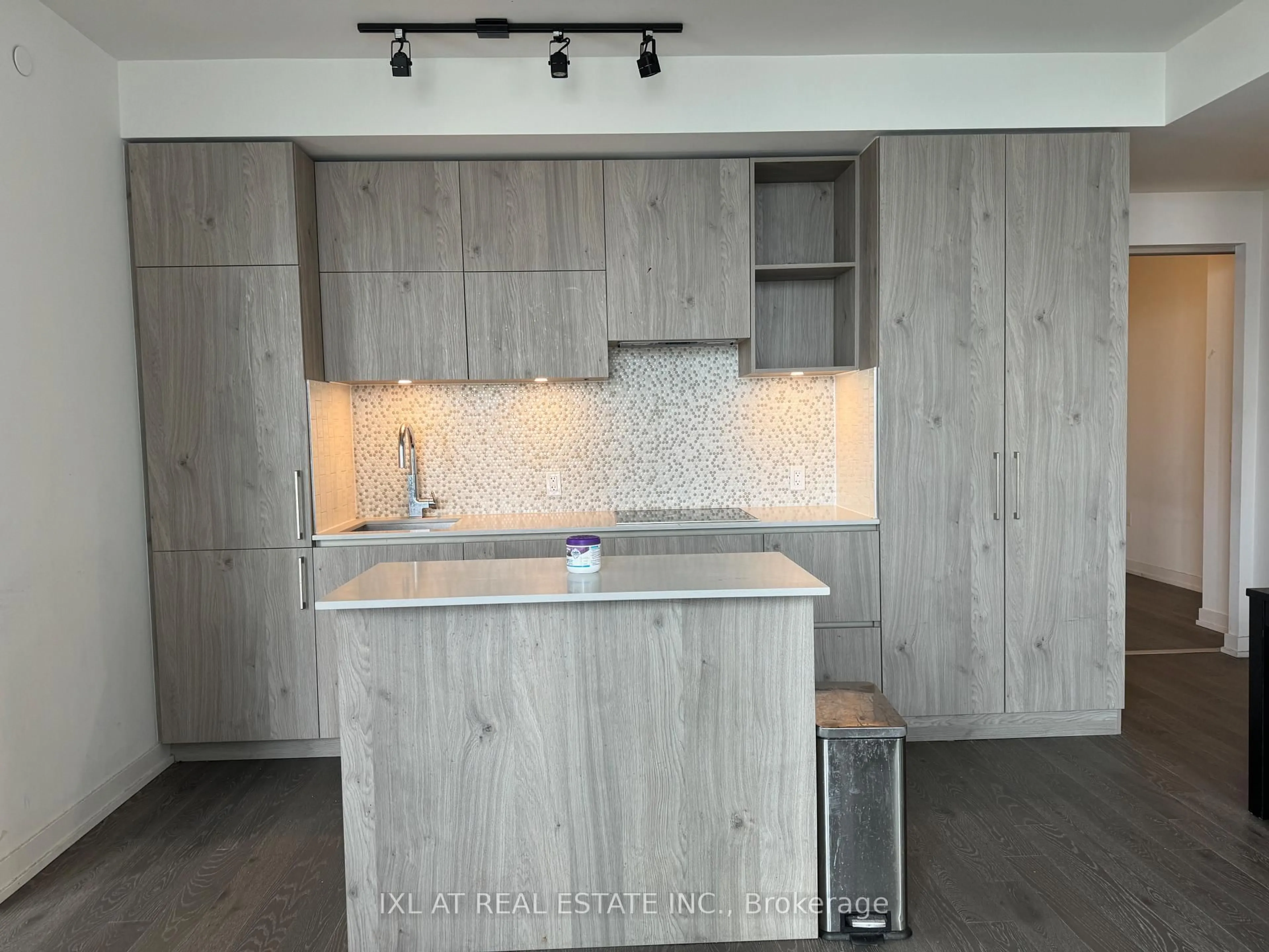 Open concept kitchen, wood/laminate floor for 1 Yorkville Ave #3405, Toronto Ontario M4W 0B1