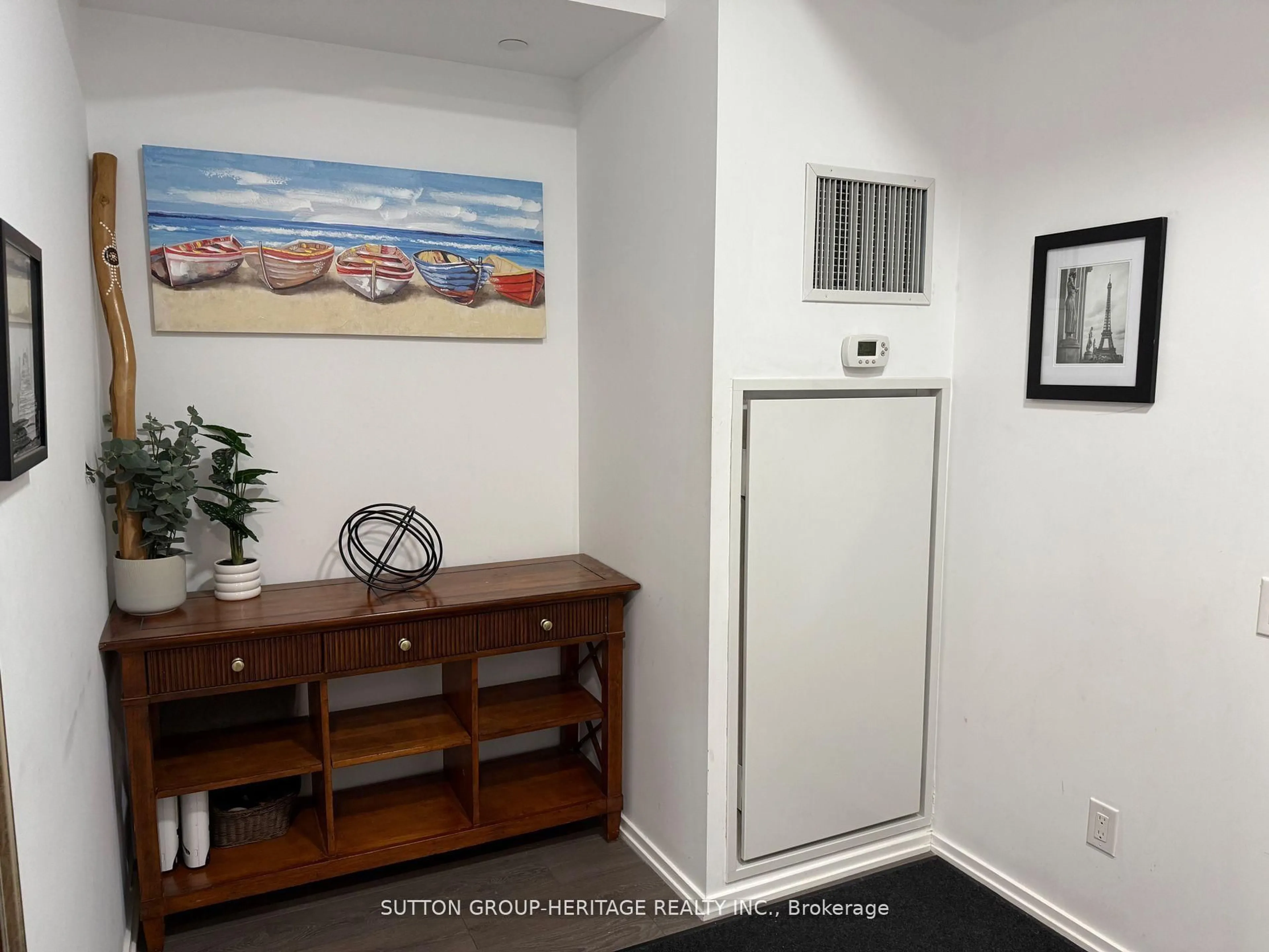 Indoor entryway for 783 Bathurst St #814, Toronto Ontario M5S 0A8