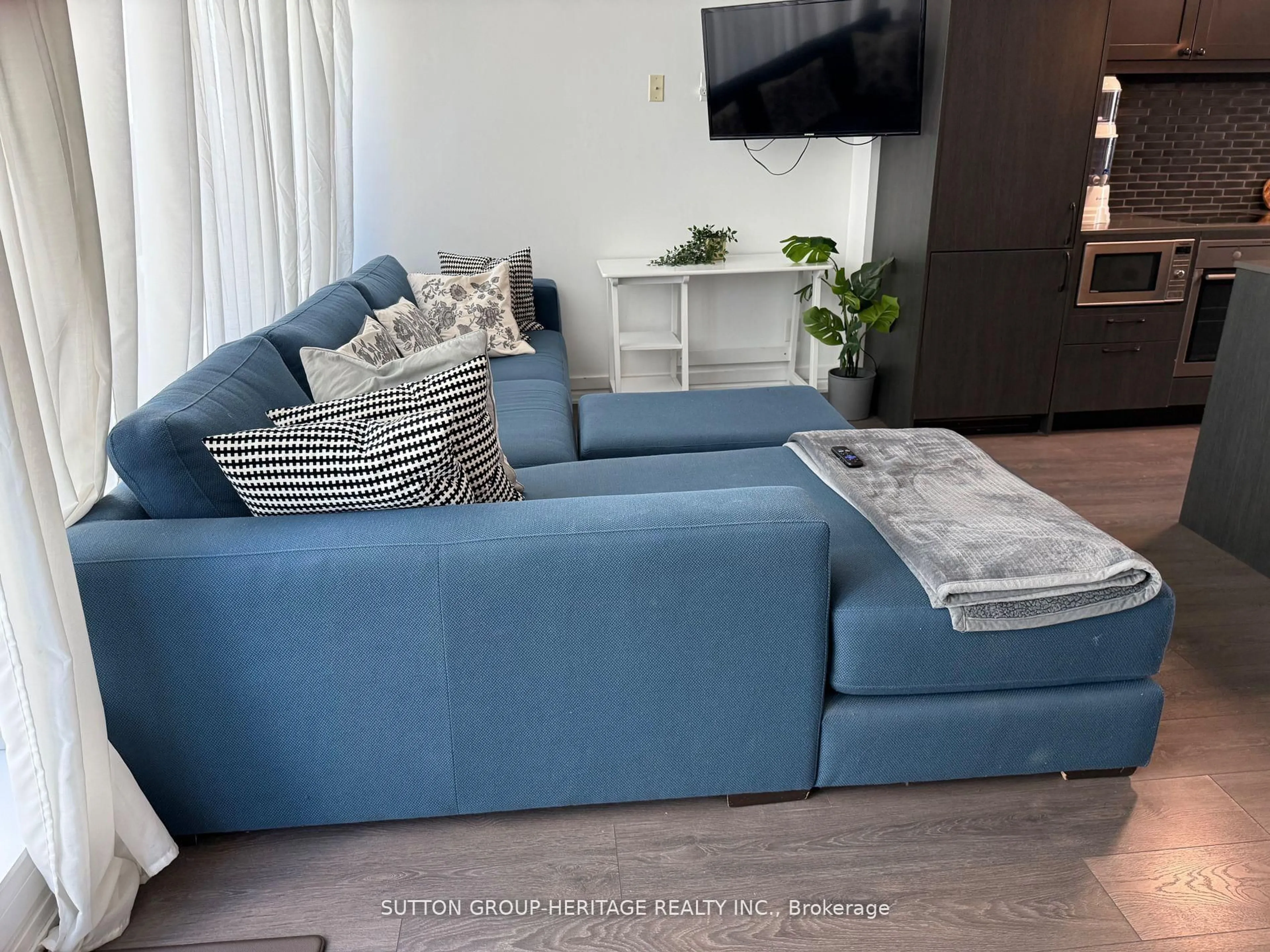 Living room with furniture, unknown for 783 Bathurst St #814, Toronto Ontario M5S 0A8